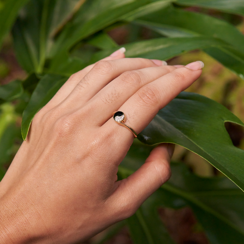 Yin-Yang-Ring mit schwarzer Koralle in Gold mit Diamanten – 7,5 mm