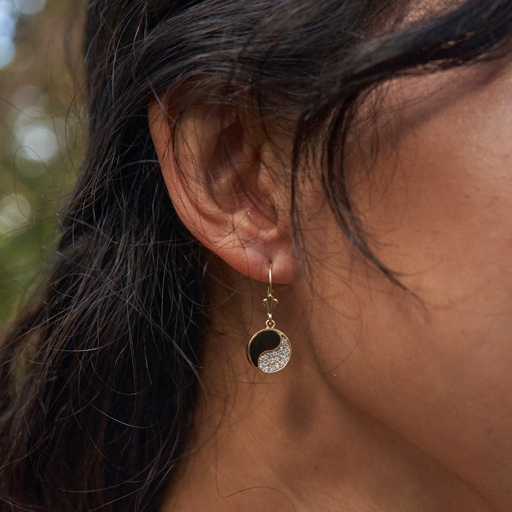 Yin-Yang-Ohrringe mit schwarzer Koralle in Gold mit Diamanten – 12 mm