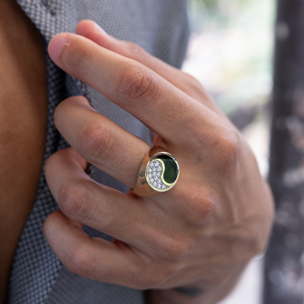 Yin-Yang-Ring mit schwarzer Koralle in Gold mit Diamanten – 17,5 mm