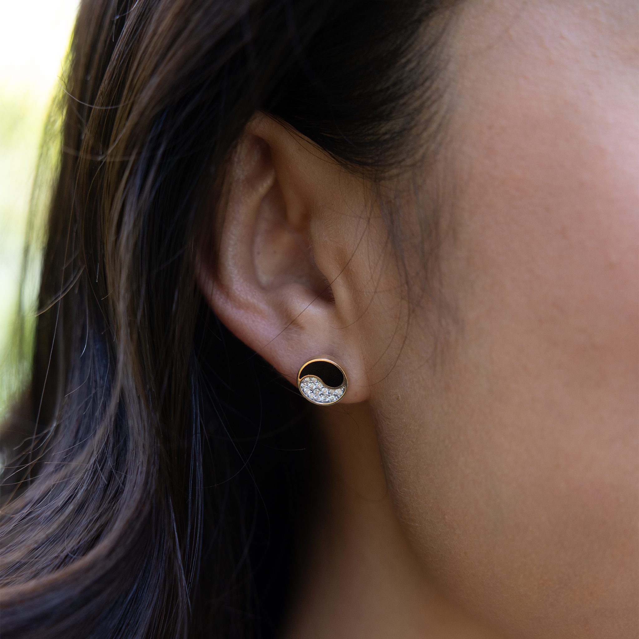 Boucles d'oreilles de corail noir yan yang en or avec diamants - 10 mm