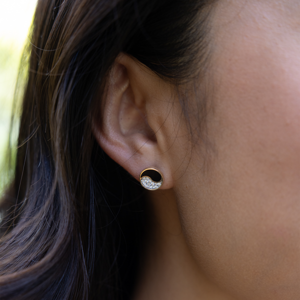 Yin-Yang-Ohrringe mit schwarzer Koralle in Gold mit Diamanten – 10 mm