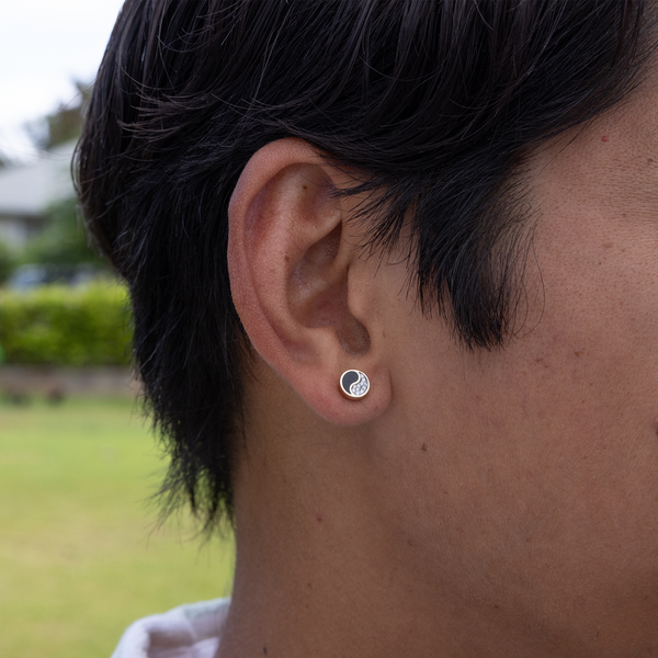 Boucles d'oreilles de corail noir yan yang en or avec diamants - 7,5 mm