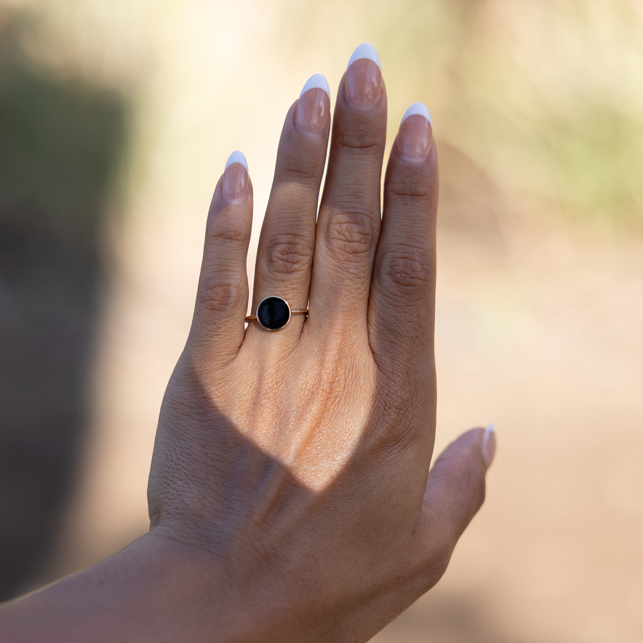 Eclipse-Ring mit schwarzer Koralle in Gold – 9 mm