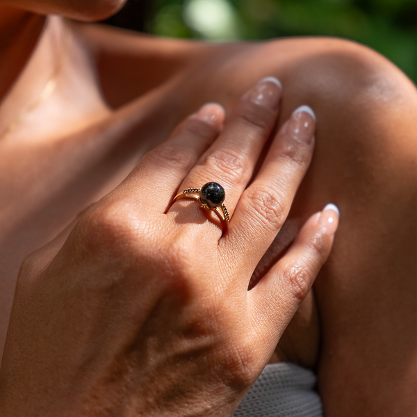 Nachtblüten-Ring mit schwarzer Koralle in Gold mit schwarzen Diamanten – 7–7,9 mm