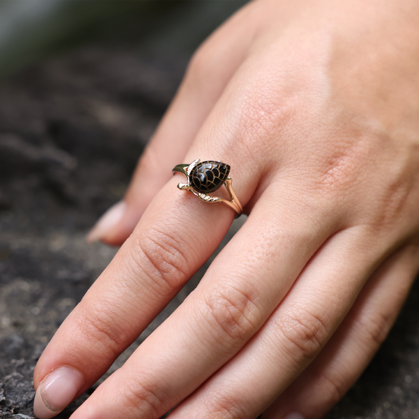 Honu Ring mit schwarzer Koralle in Gold – 13 mm