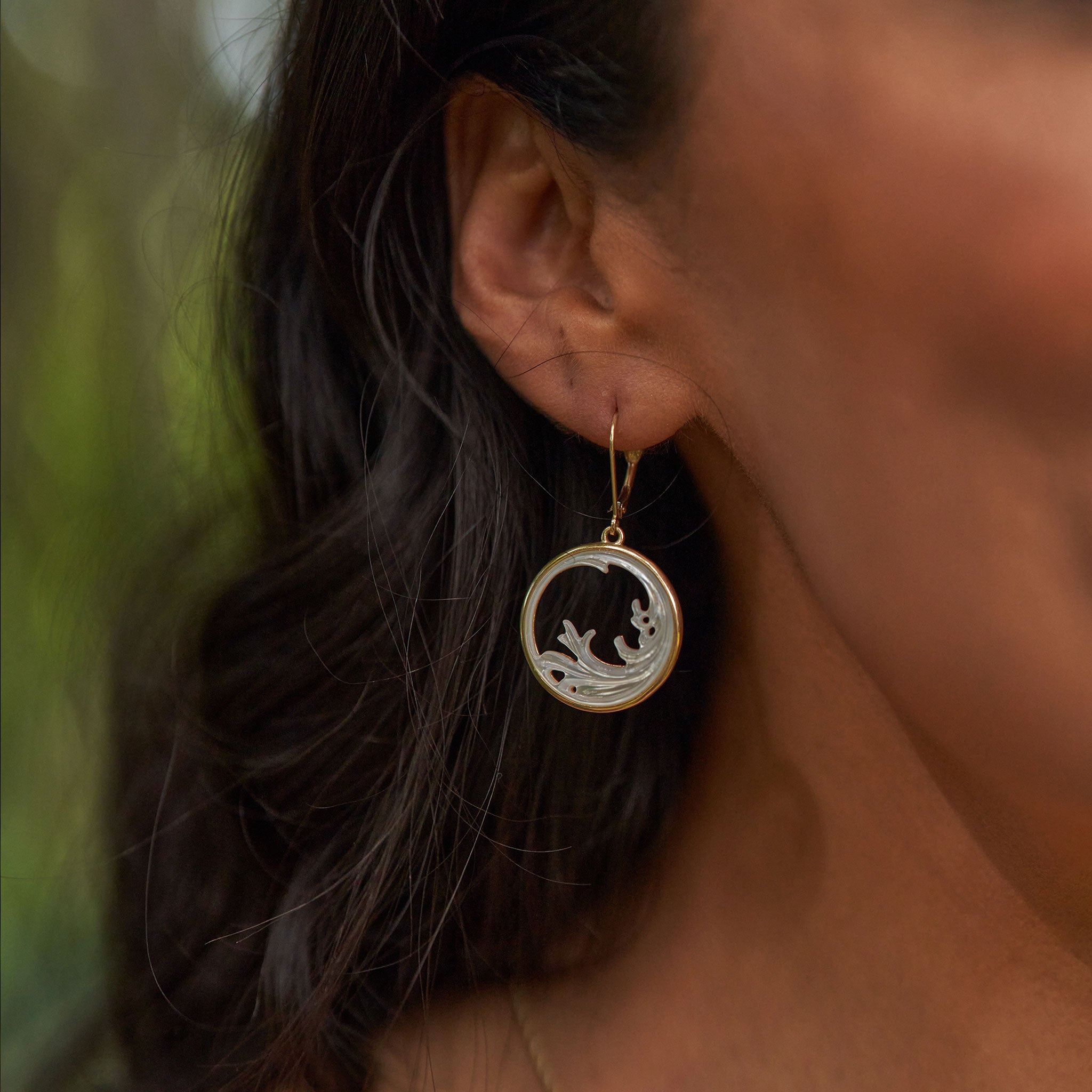 Nalu Splash Mother of Pearl Earrings in Gold - 22mm