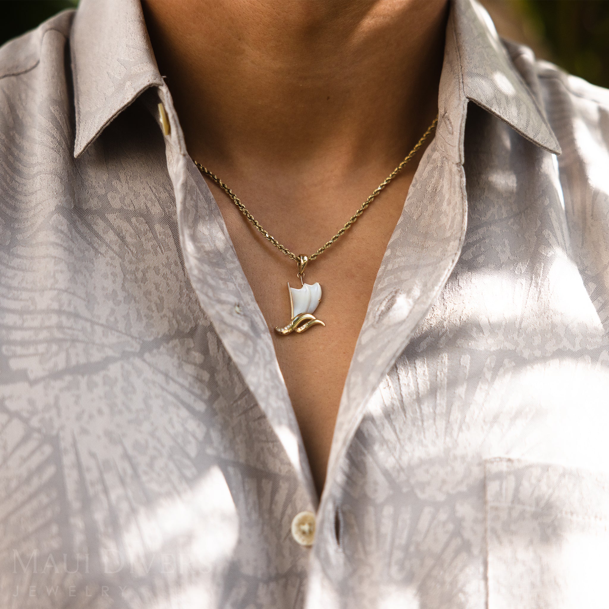 Waʻa (Canoe) Mother of Pearl Pendant in Gold with Diamonds - 25mm