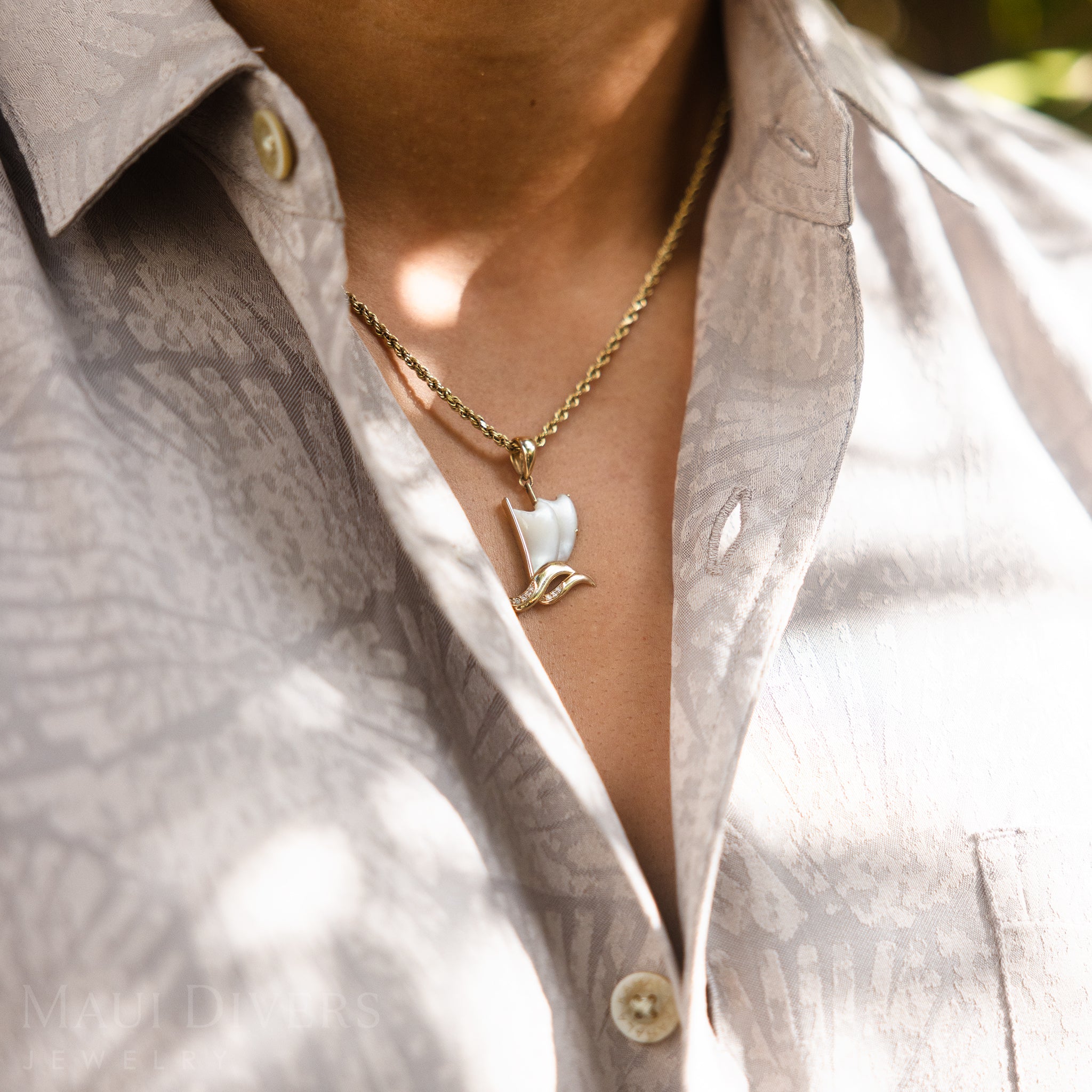 Waʻa (Canoe) Mother of Pearl Pendant in Gold with Diamonds - 25mm