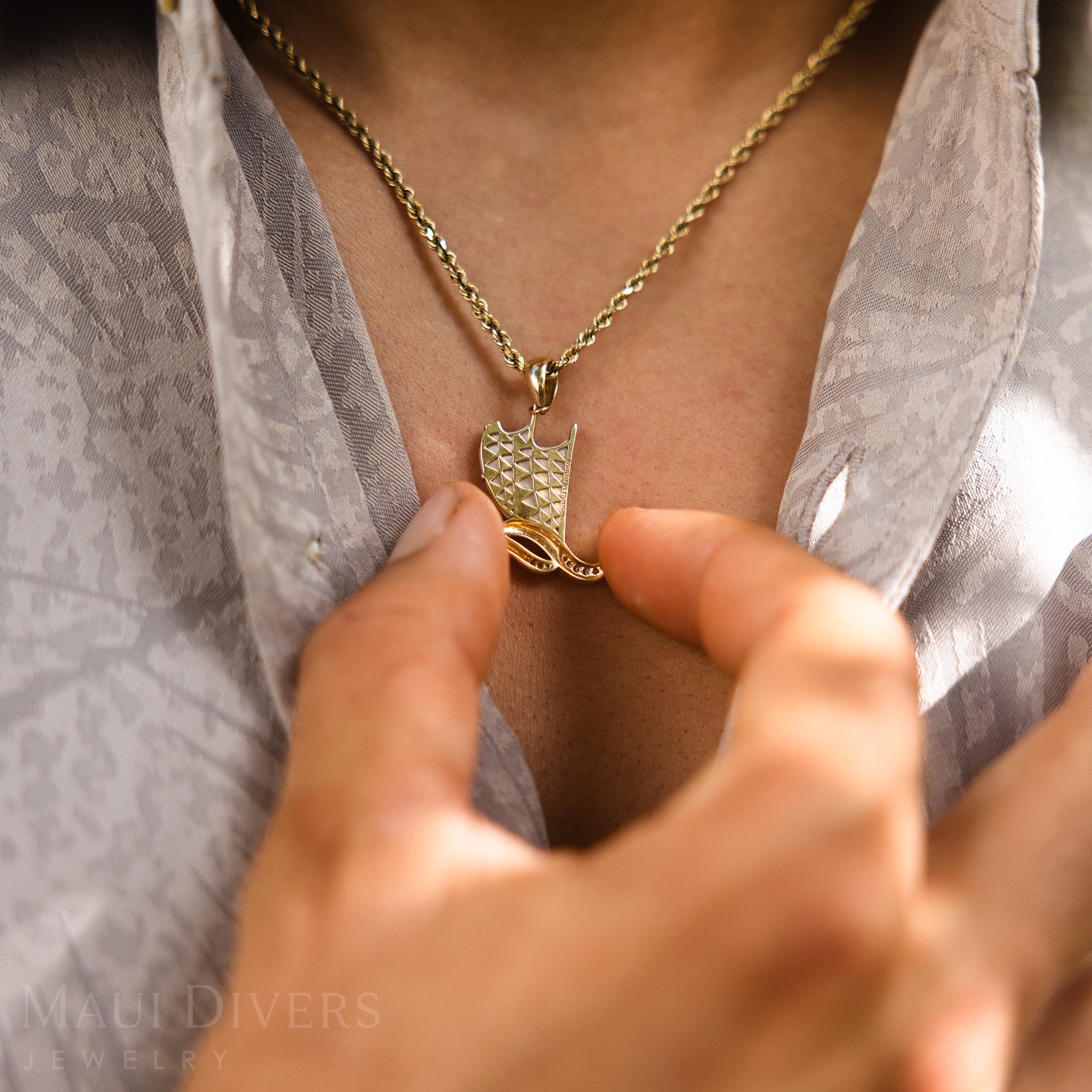 Waʻa (Canoe) Mother of Pearl Pendant in Gold with Diamonds - 25mm