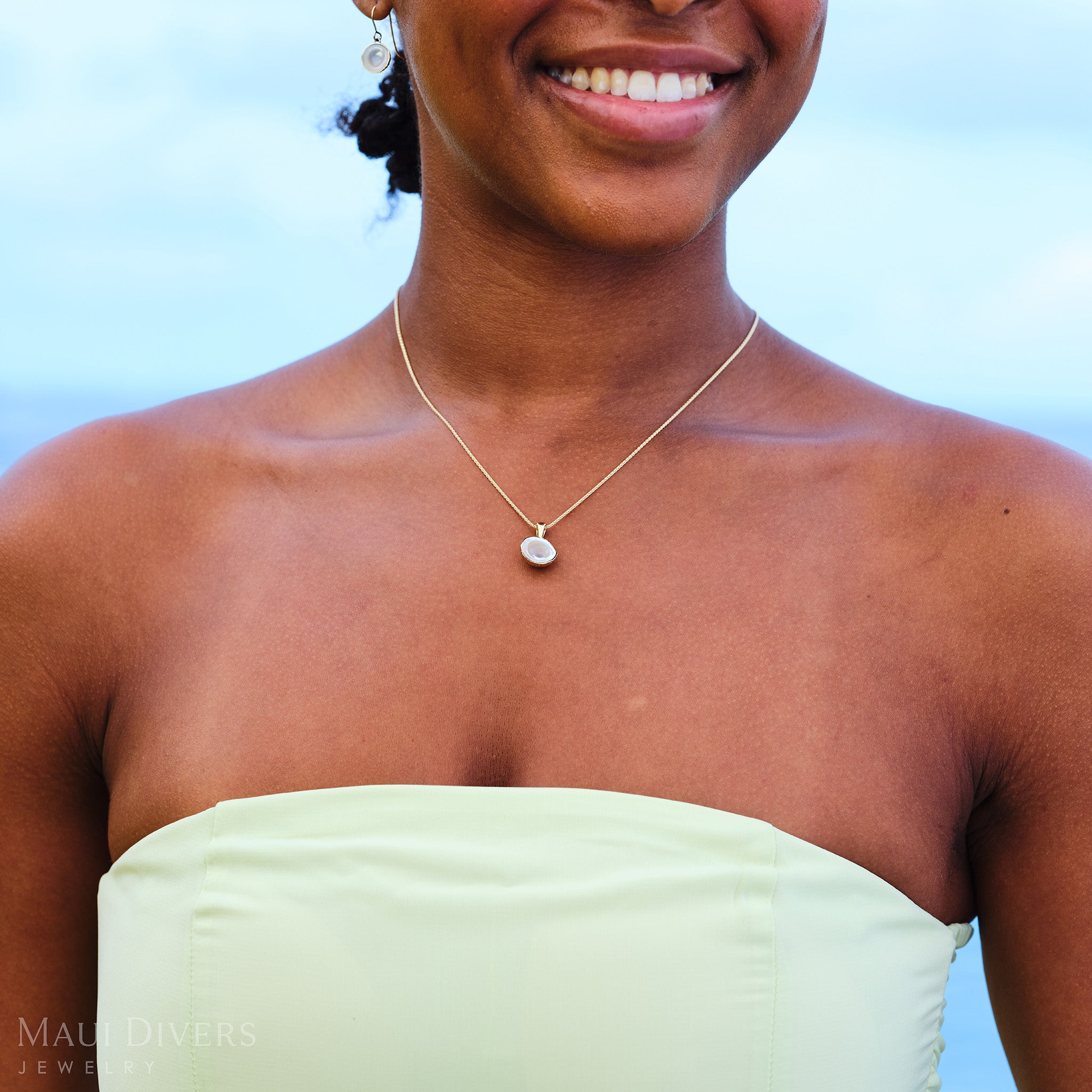 Coconut Mother of Pearl Pendant in Yellow Gold - 12mm