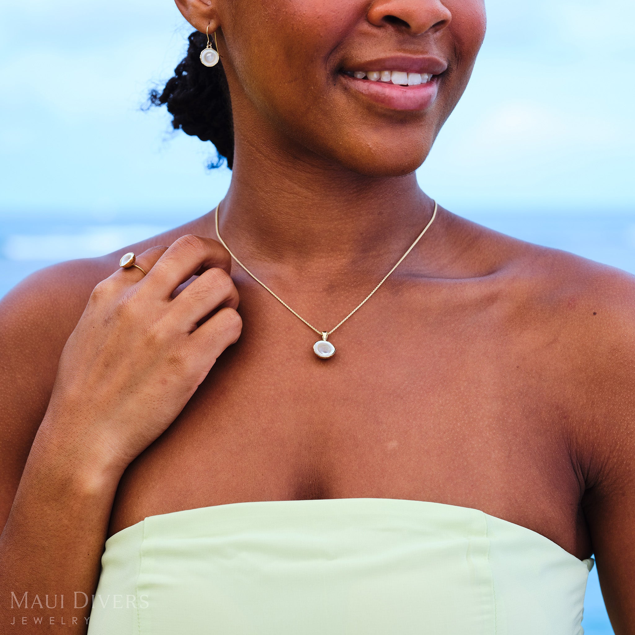 Coconut Mother of Pearl Pendant in Yellow Gold - 12mm
