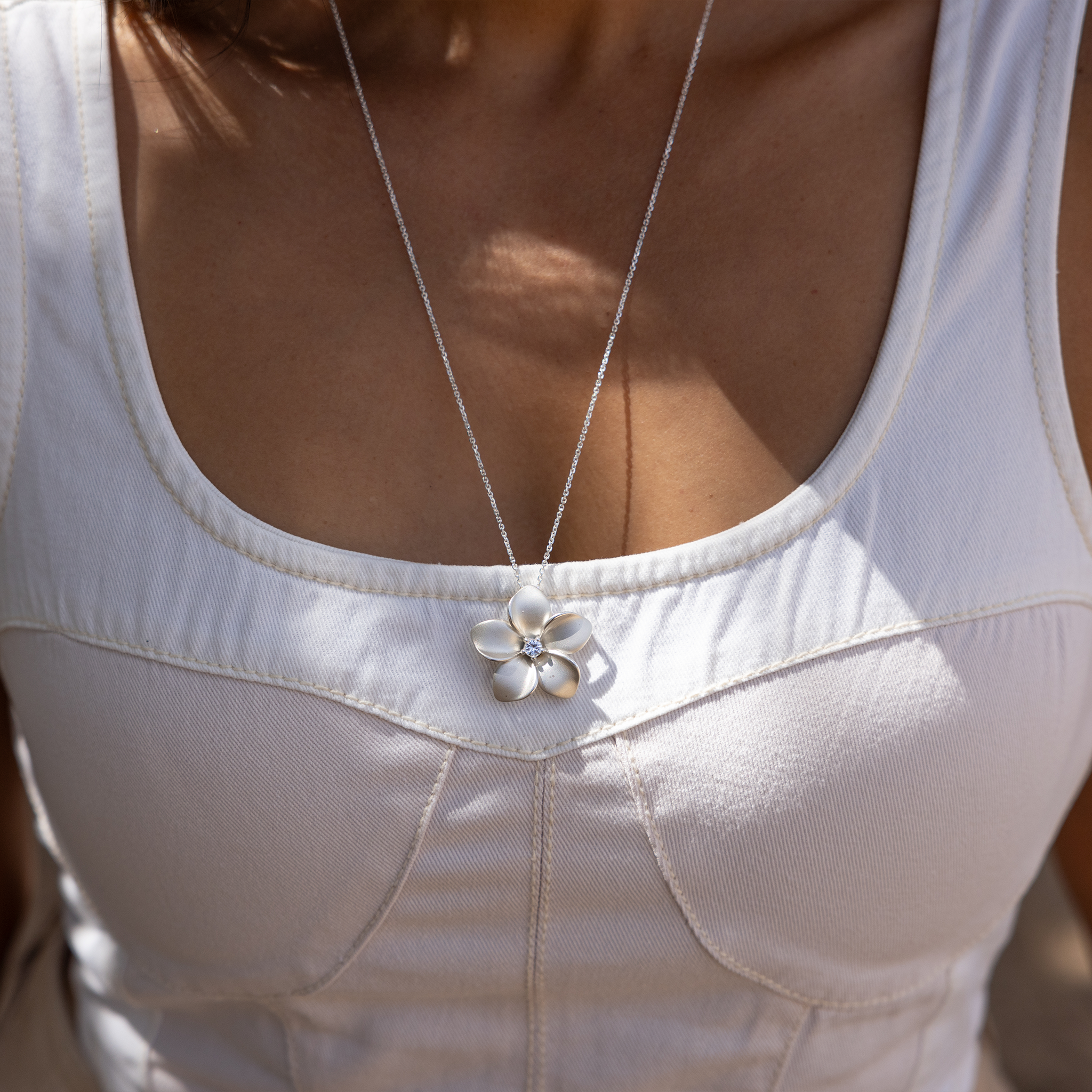 61 cm verstellbare Plumeria-Halskette mit weißem Saphir aus Sterlingsilber – 28 mm