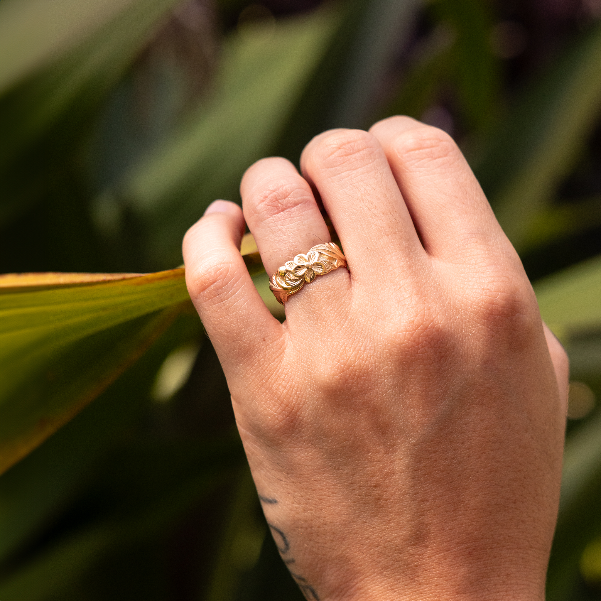 Hawaiian Heirloom Plumeria Ring in Gold - 8mm