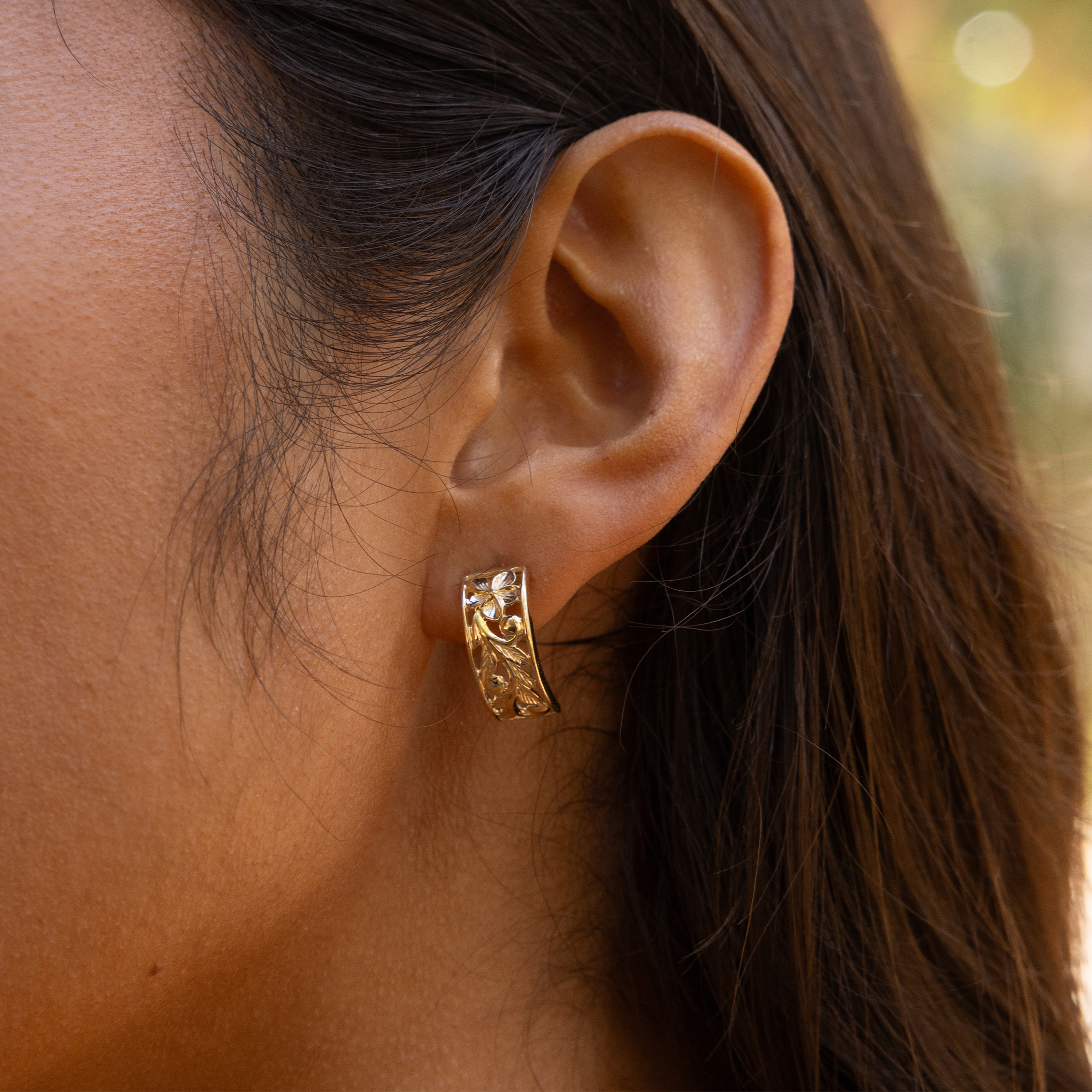 Boucles d'oreilles héritage héritage Plumeria en or - 16 mm