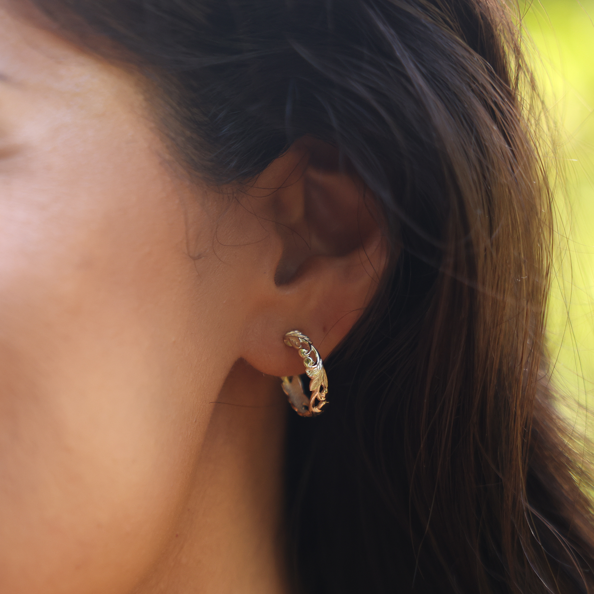 Hawaiian Heirloom Maile Scroll Earrings in Gold - 4mm