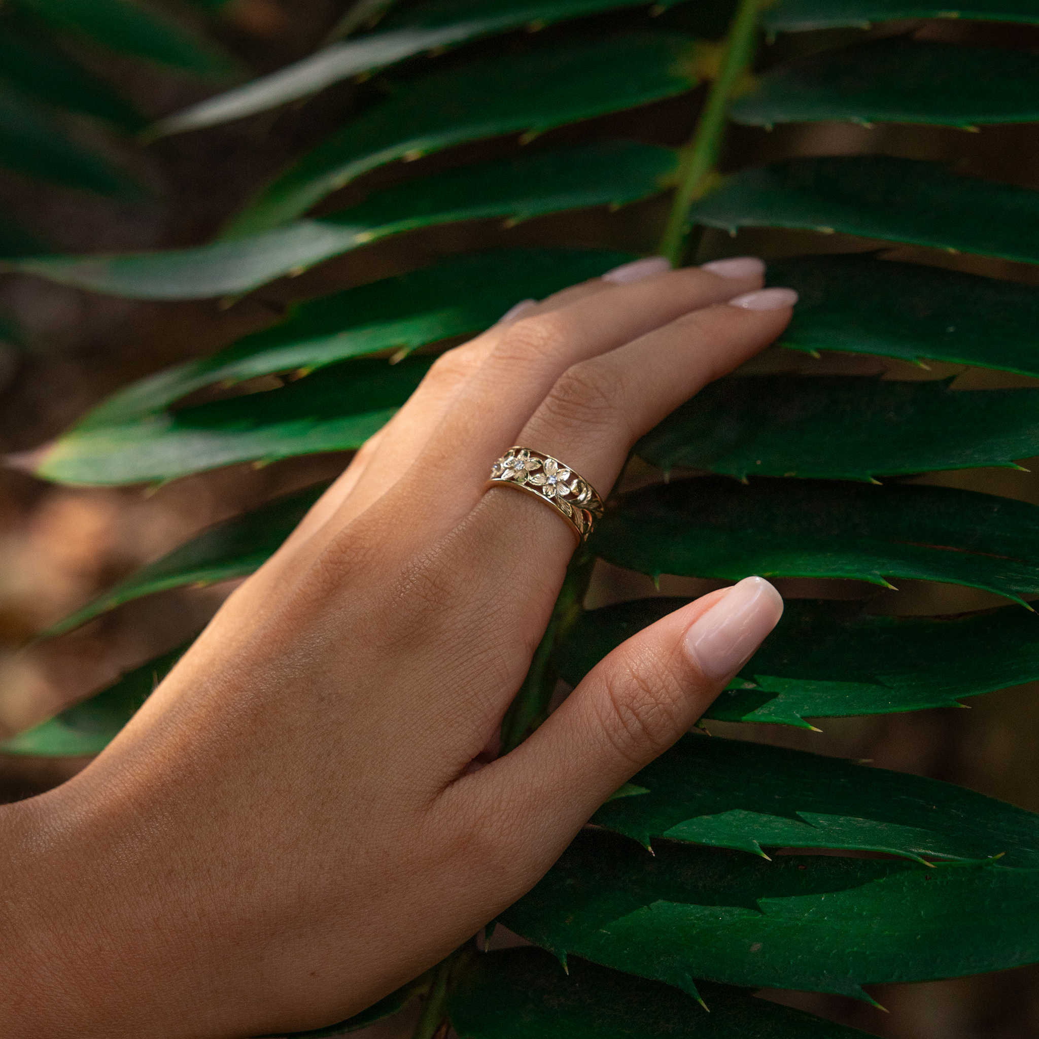 Anneau de plumeria héritage hawaïen en or avec diamants - 8 mm