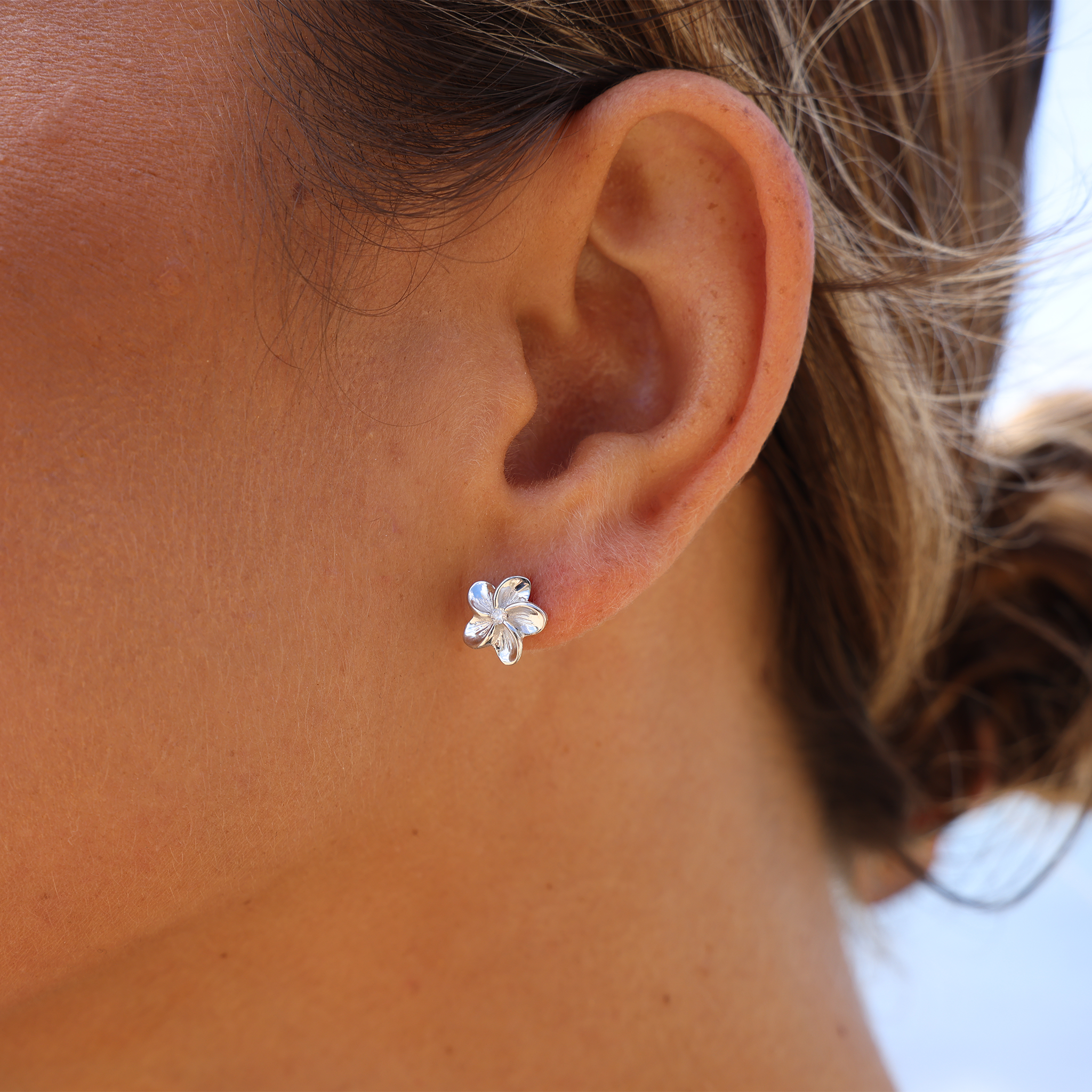 Boucles d'oreilles héritage héritage Plumeria en or blanc avec des diamants - 9 mm