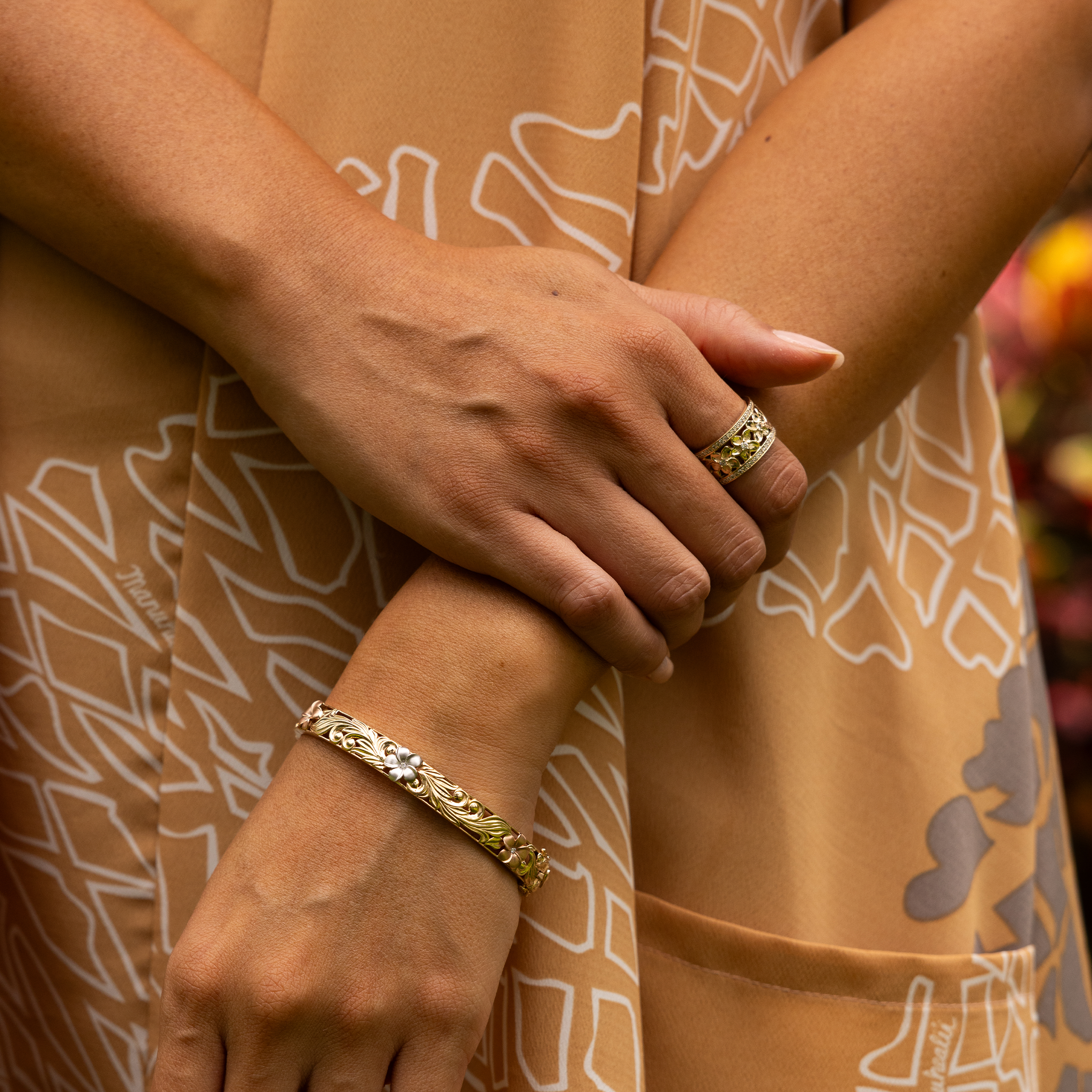 Anneau de plumeria héritage hawaïen en or avec diamants - 10 mm