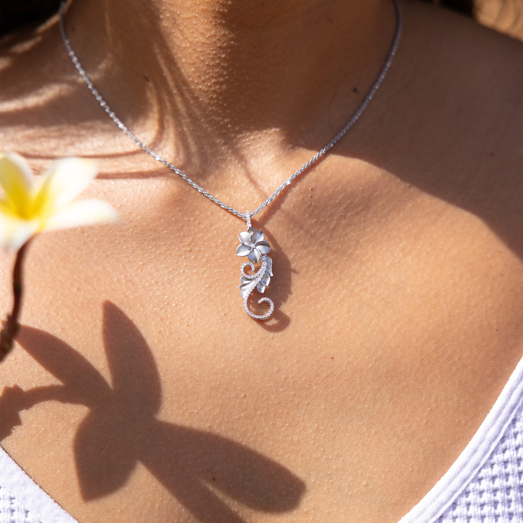 Héritage hawaïen Plumeria Pendant en or blanc avec diamants - 30 mm