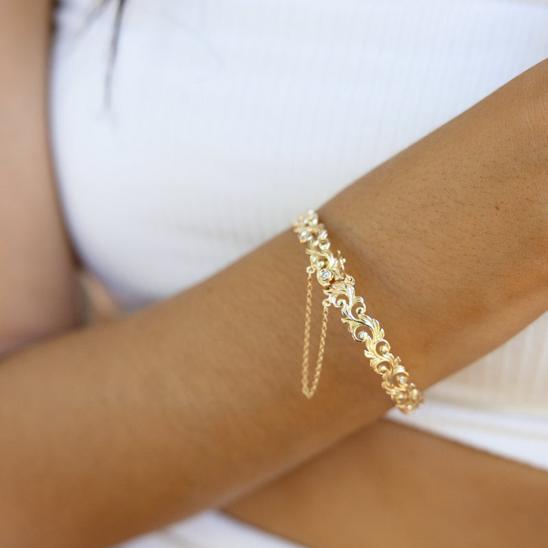 Living Heirloom Hinge Bracelet in Gold with Diamonds - 8mm