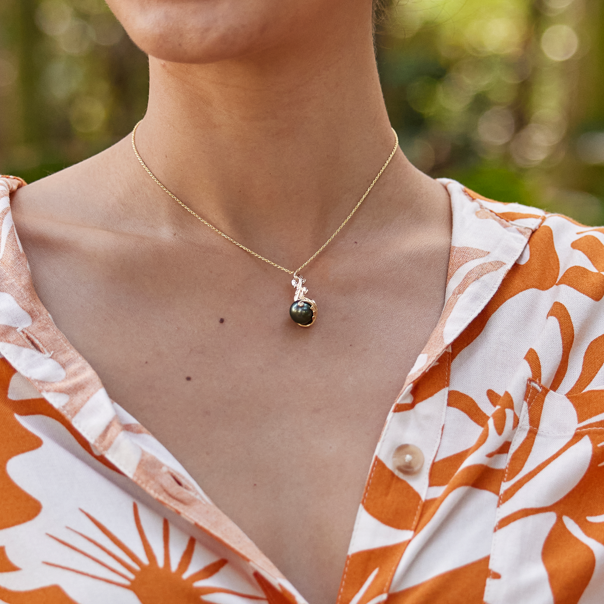Héritage vivant Pendant le pendentif de perles noires tahitiennes en or avec des diamants -9-10 mm