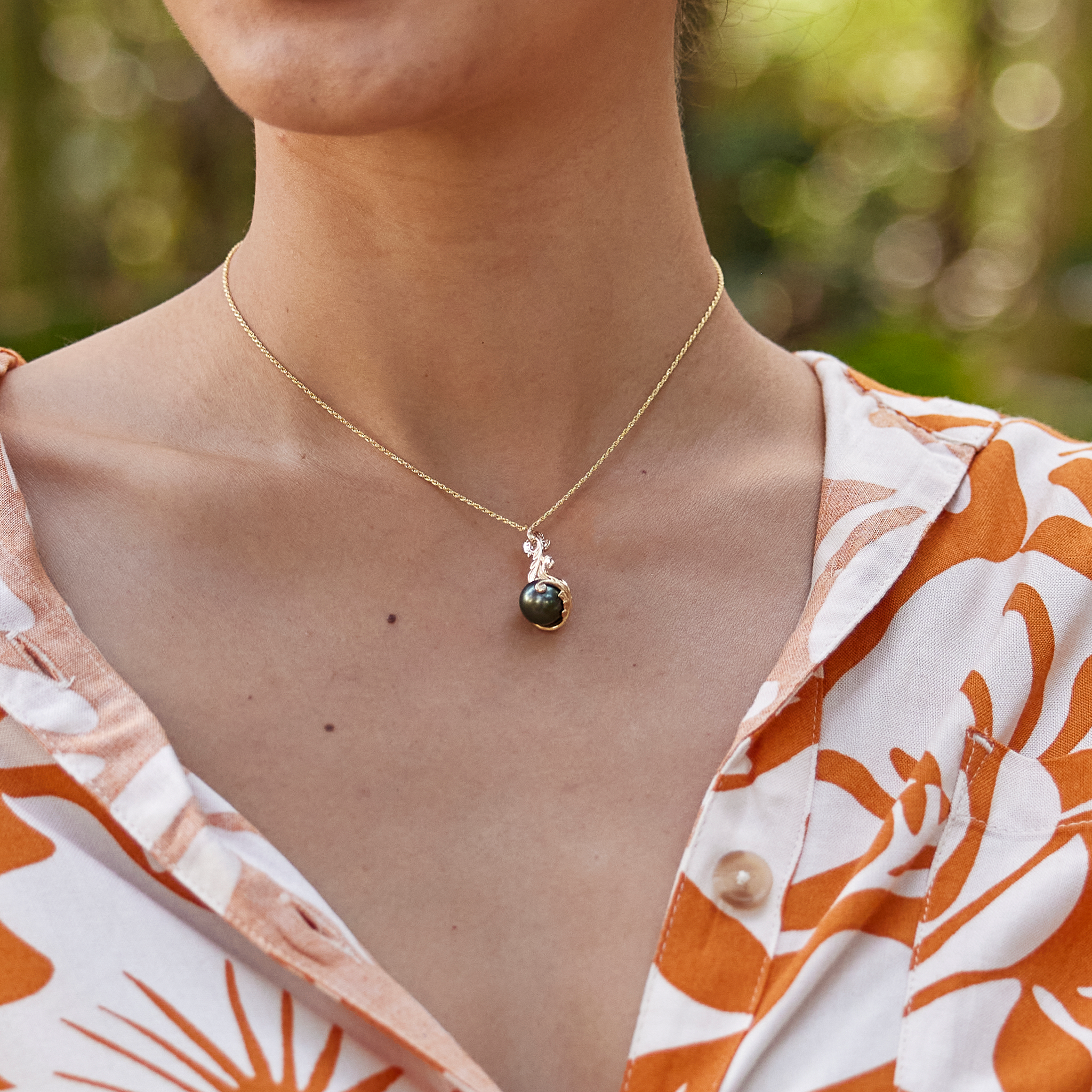 Héritage vivant Pendant le pendentif de perles noires tahitiennes en or avec des diamants -9-10 mm