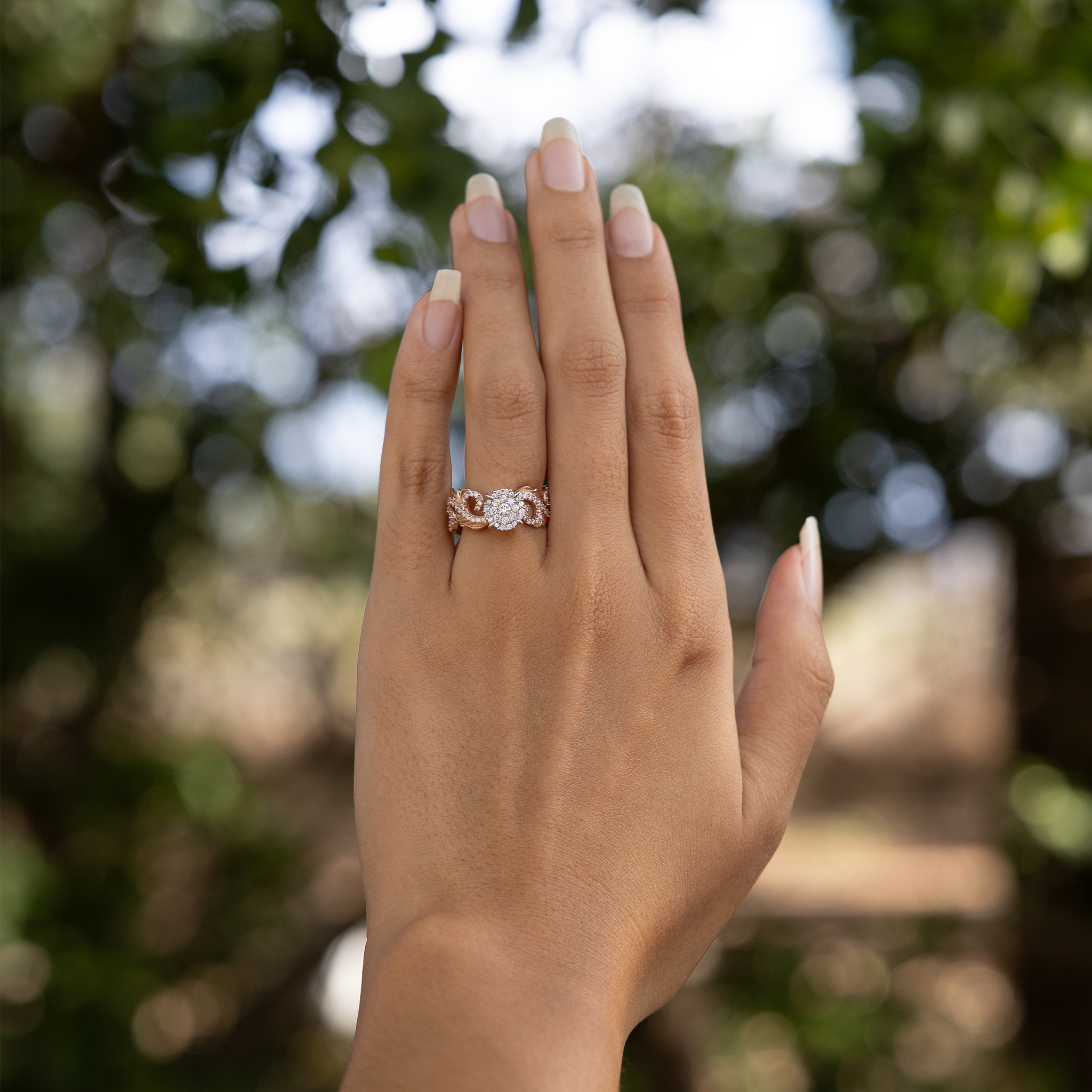 ダイヤモンドと2つのトーンゴールドのハワイアンの家宝婚約指輪