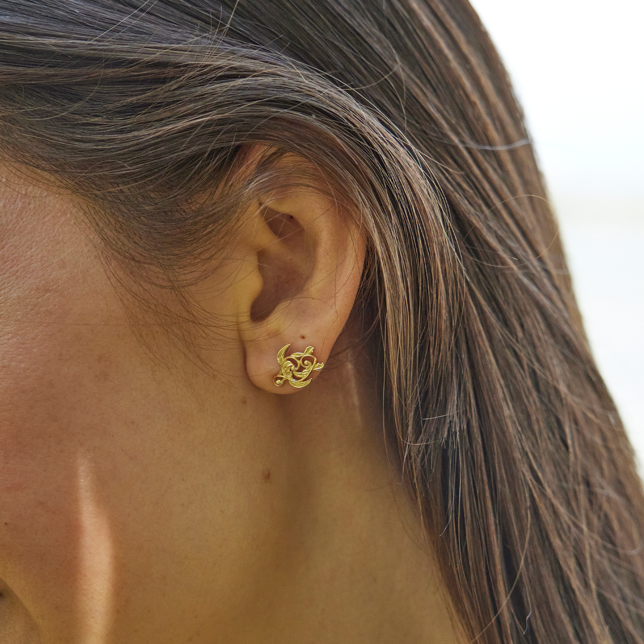 Living Heirloom Honu Earrings in Gold - 13mm