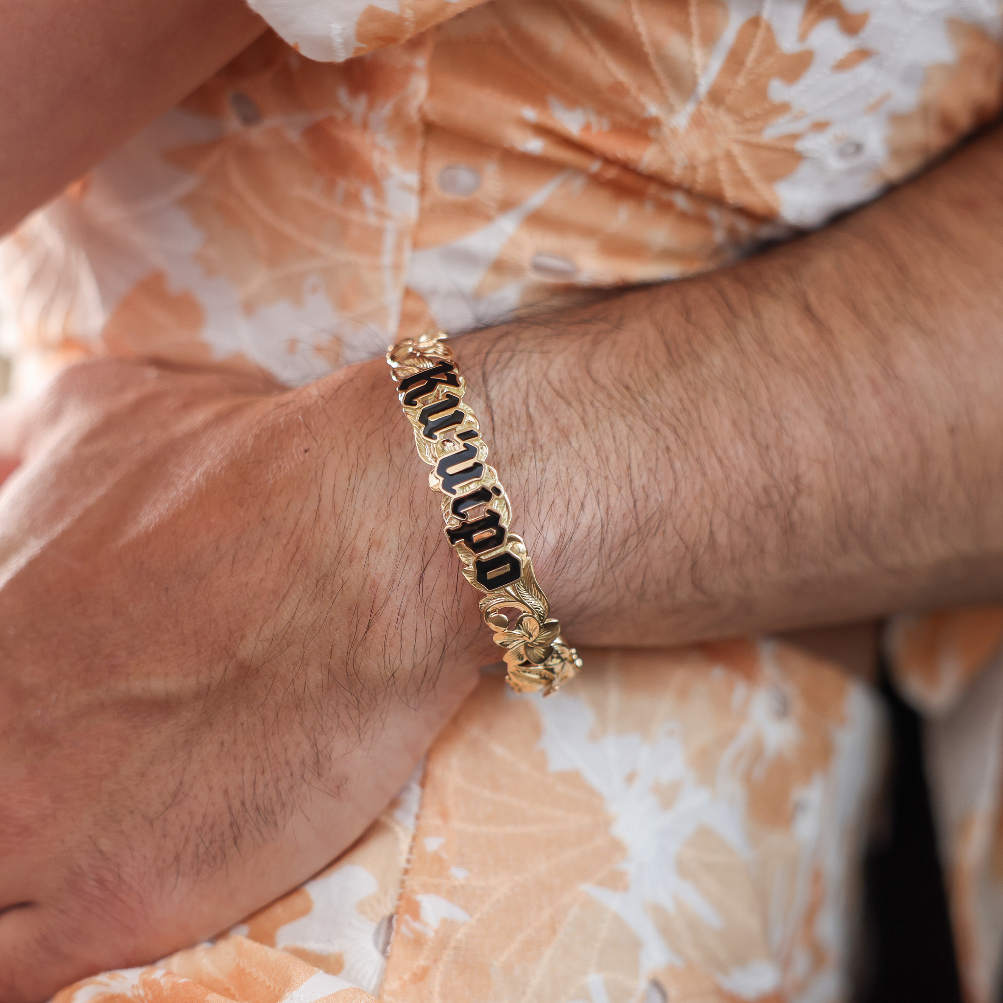 Hawaiian Heirloom Kuʻuipo (Sweetheart) Plumeria Enamel Hinge Bracelet in Gold - 12mm