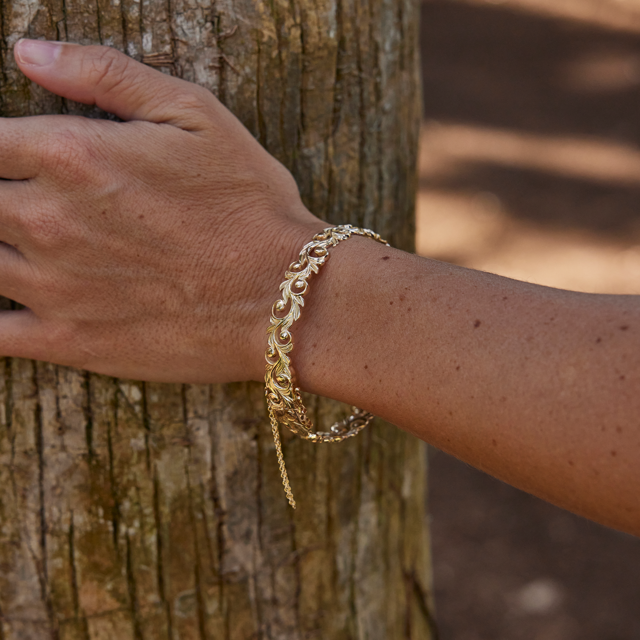 Living Heirloom Hinge Bracelet in Gold - 10mm