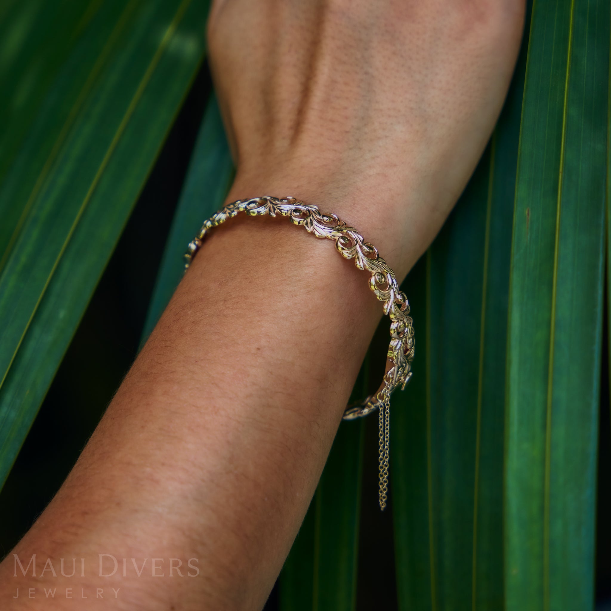 Living Heirloom Hinge Bracelet in Gold - 10mm