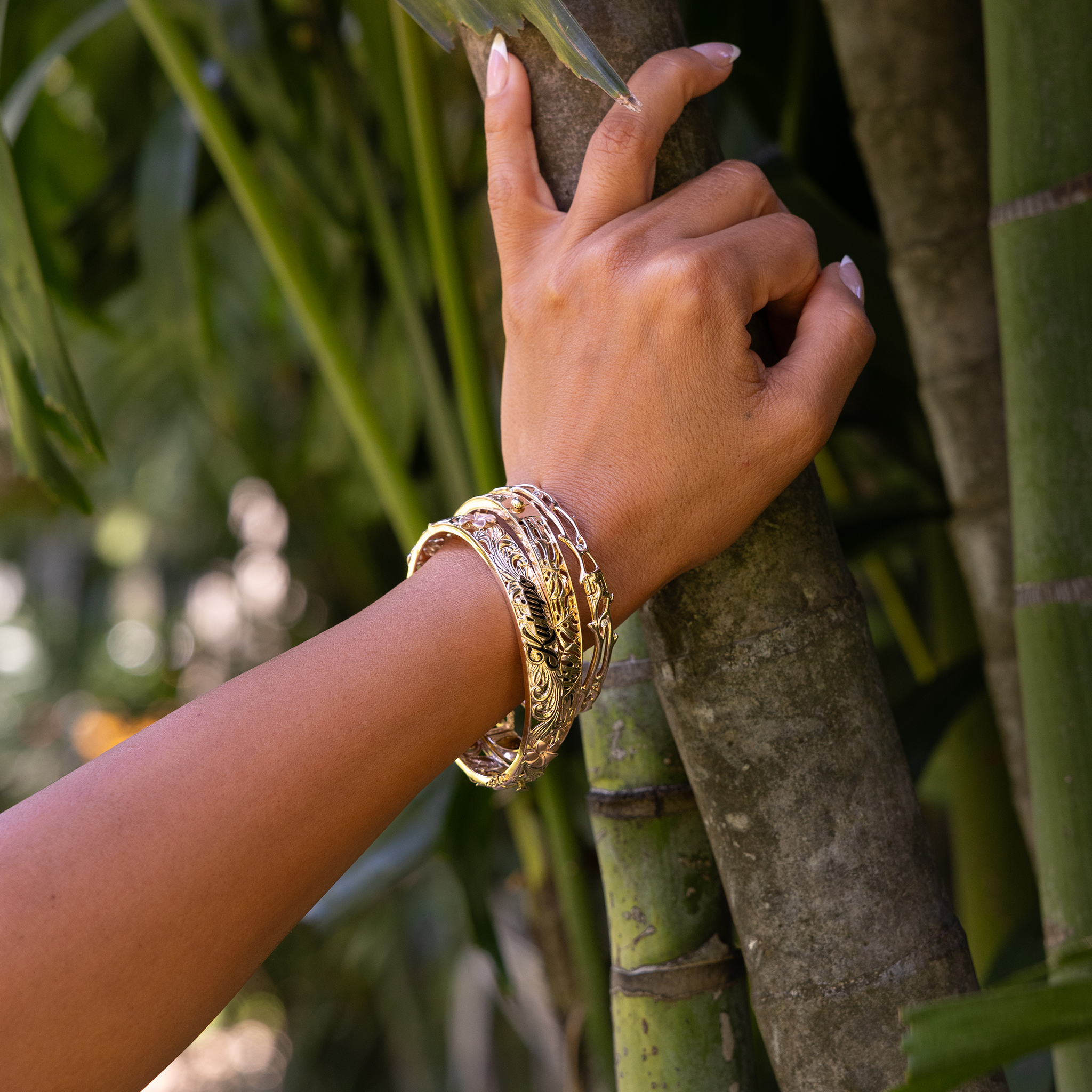Hawaiian Heirloom Kuʻuipo (Sweetheart) Plumeria Hinge Bracelet in Tri Color Gold with Diamonds - 10mm