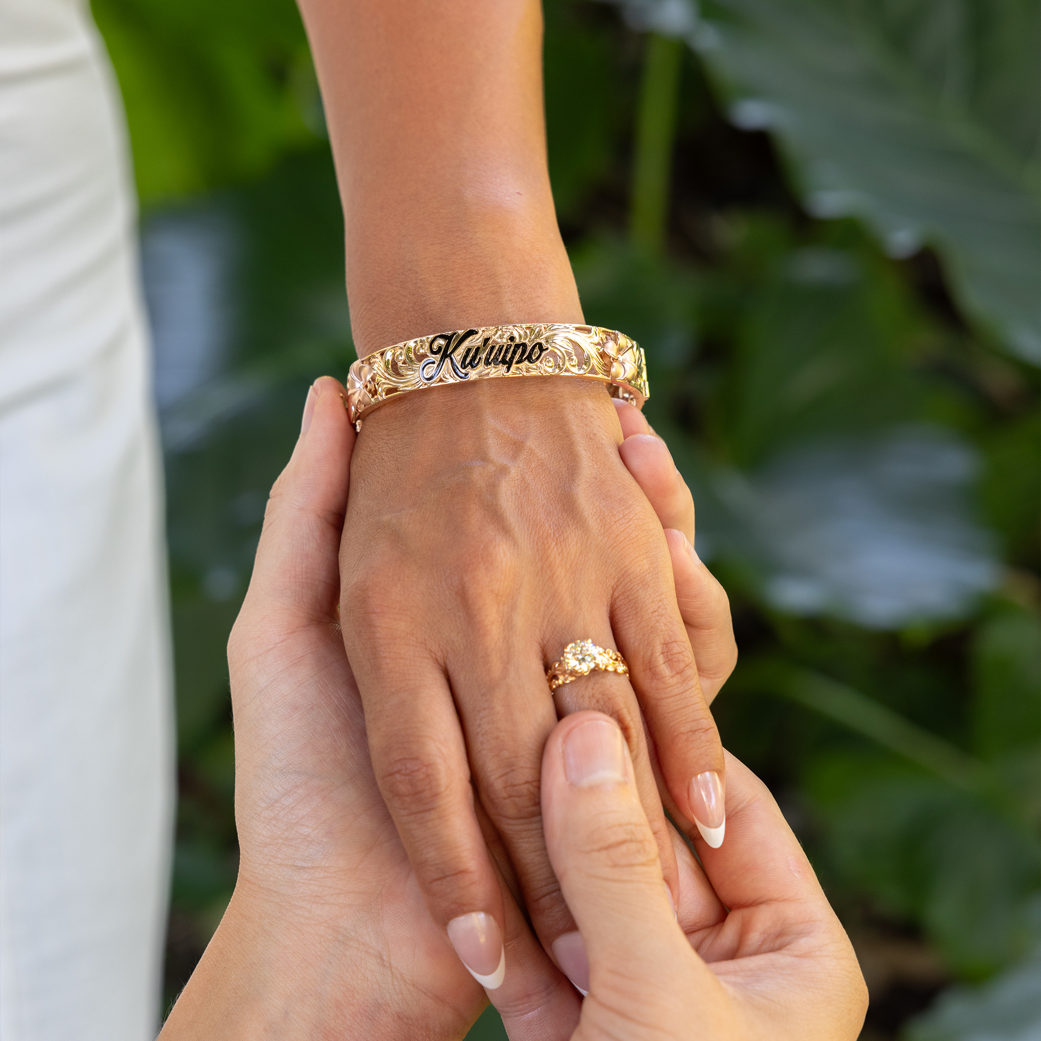 Hawaiian Heirloom Kuʻuipo (Sweetheart) Plumeria Hinge Bracelet in Tri Color Gold with Diamonds - 12mm