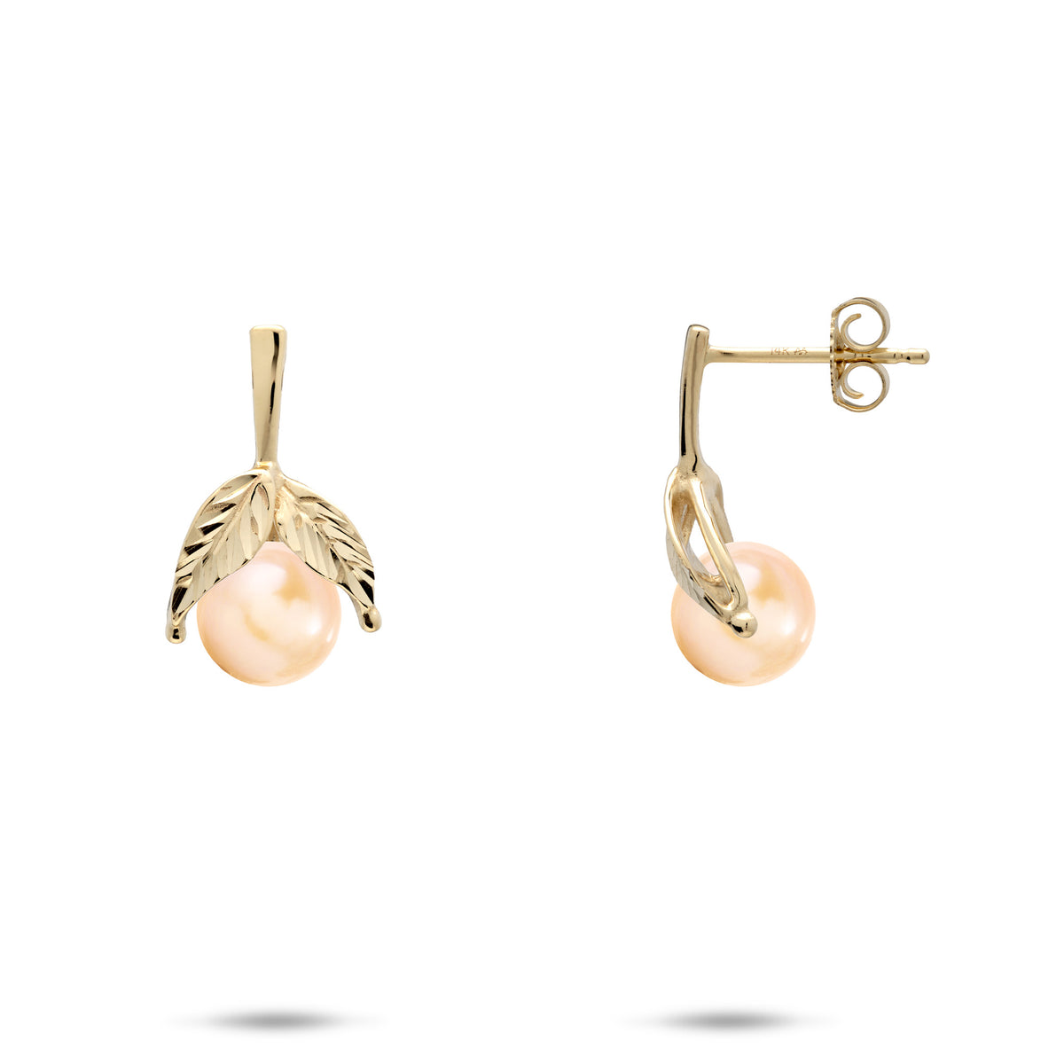 A pair of 14k yellow gold diamond-cut maile leaf stud earrings with peach freshwater pearls, shown with a front and side profile on a white background