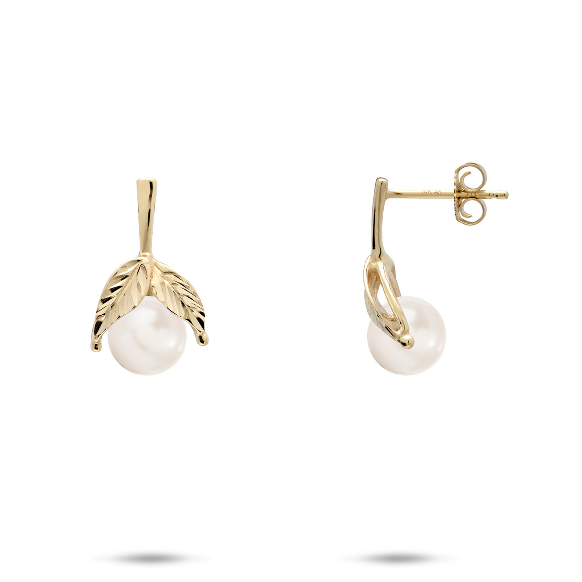 A pair of 14k yellow gold diamond-cut maile leaf stud earrings with white freshwater pearls, shown with a front and side profile on a white background