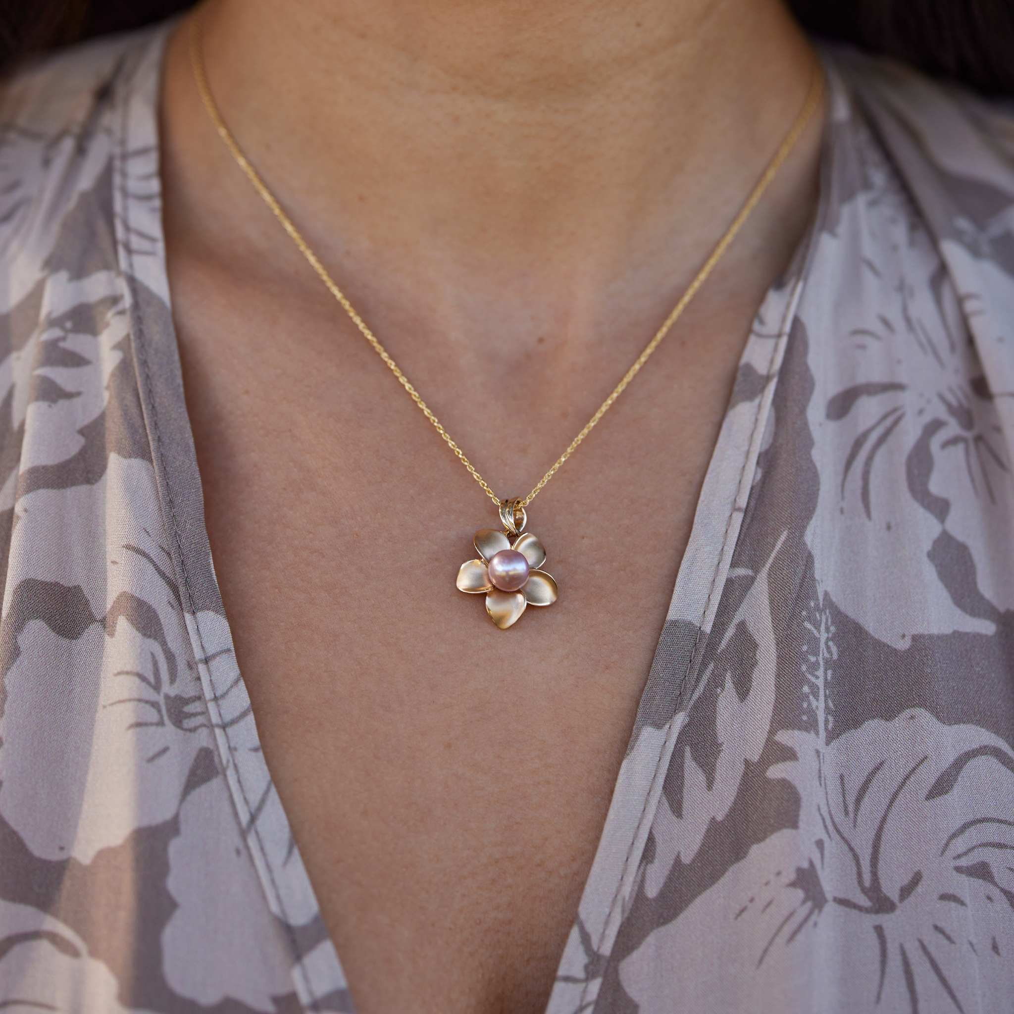 Choisissez un pendentif Pearl Plumeria en or - 18 mm