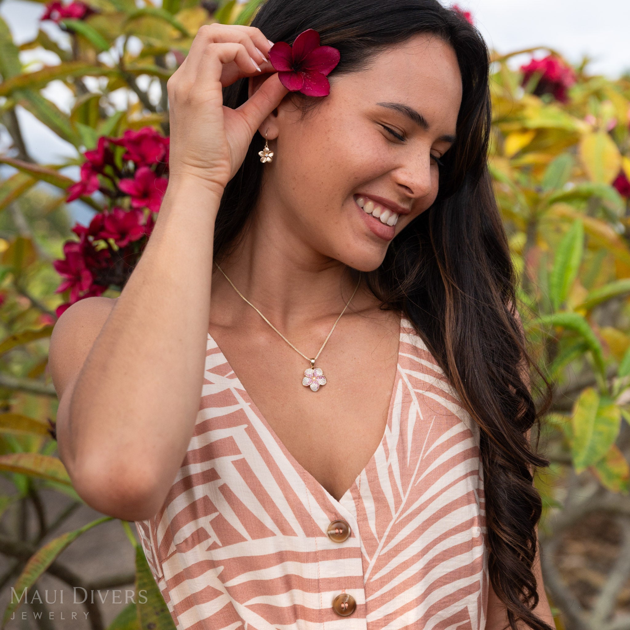 plumeria天然石 Plumeria Pink Sapphire Pendant in Gold with Diamonds - 20mm