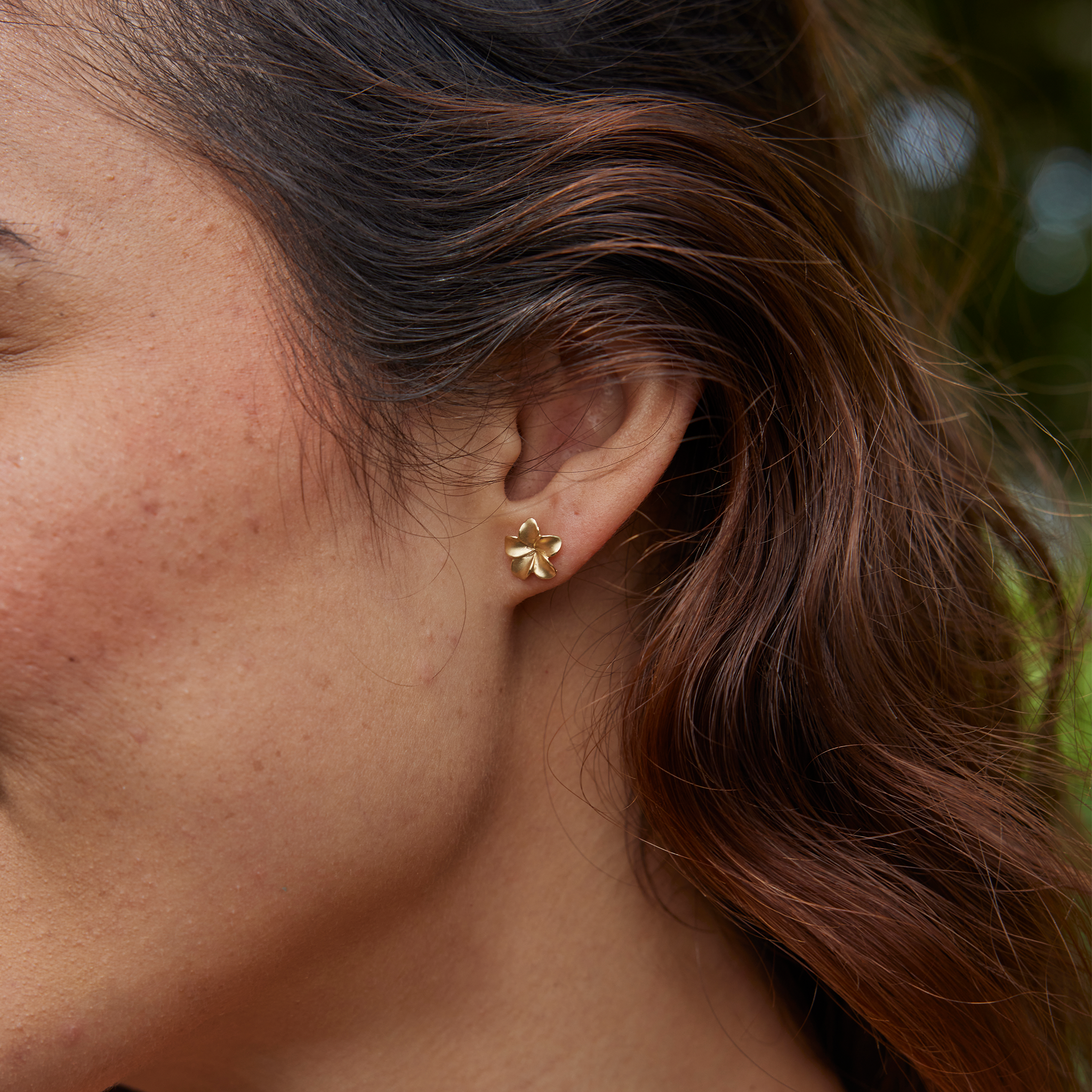 Plumeria Earrings in Gold - 9mm