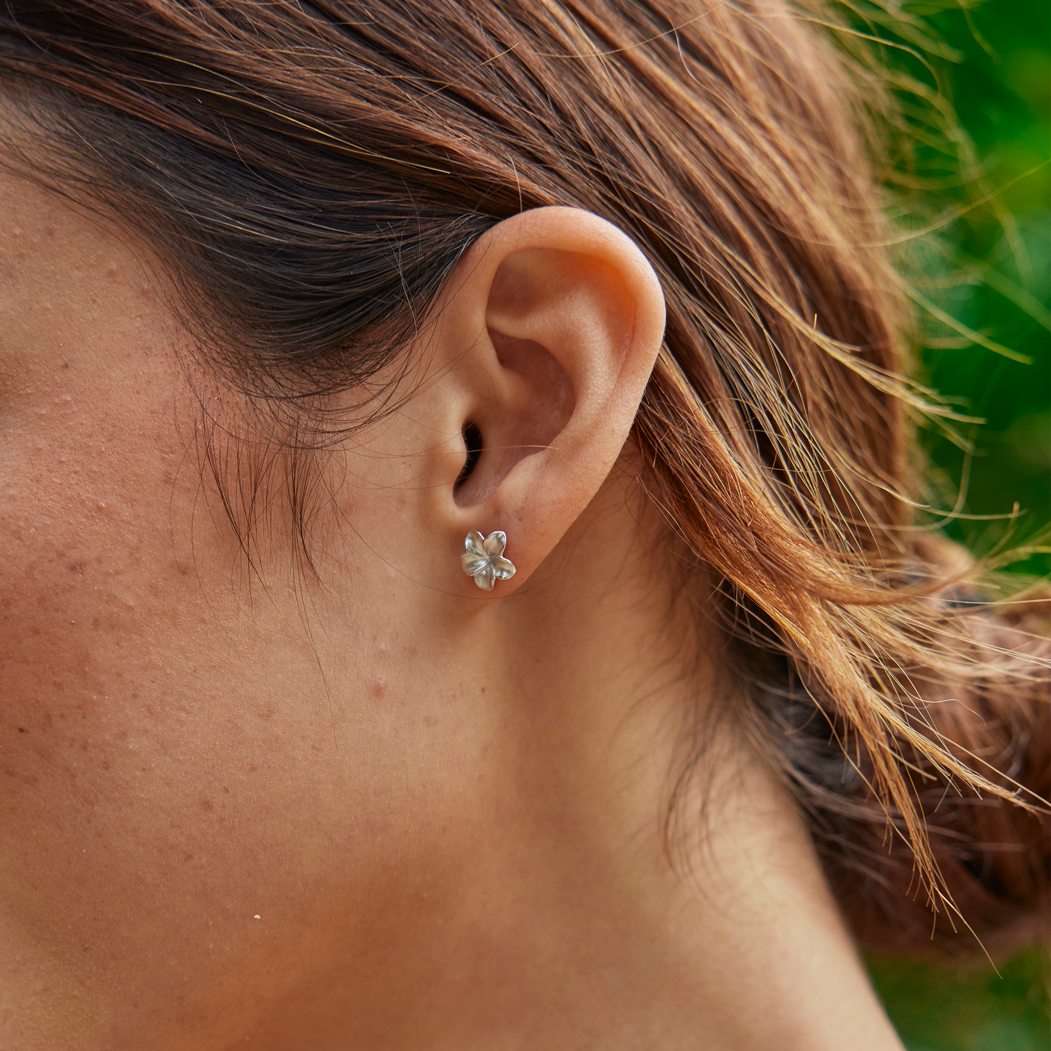 Plumeria Earrings in White Gold - 9mm
