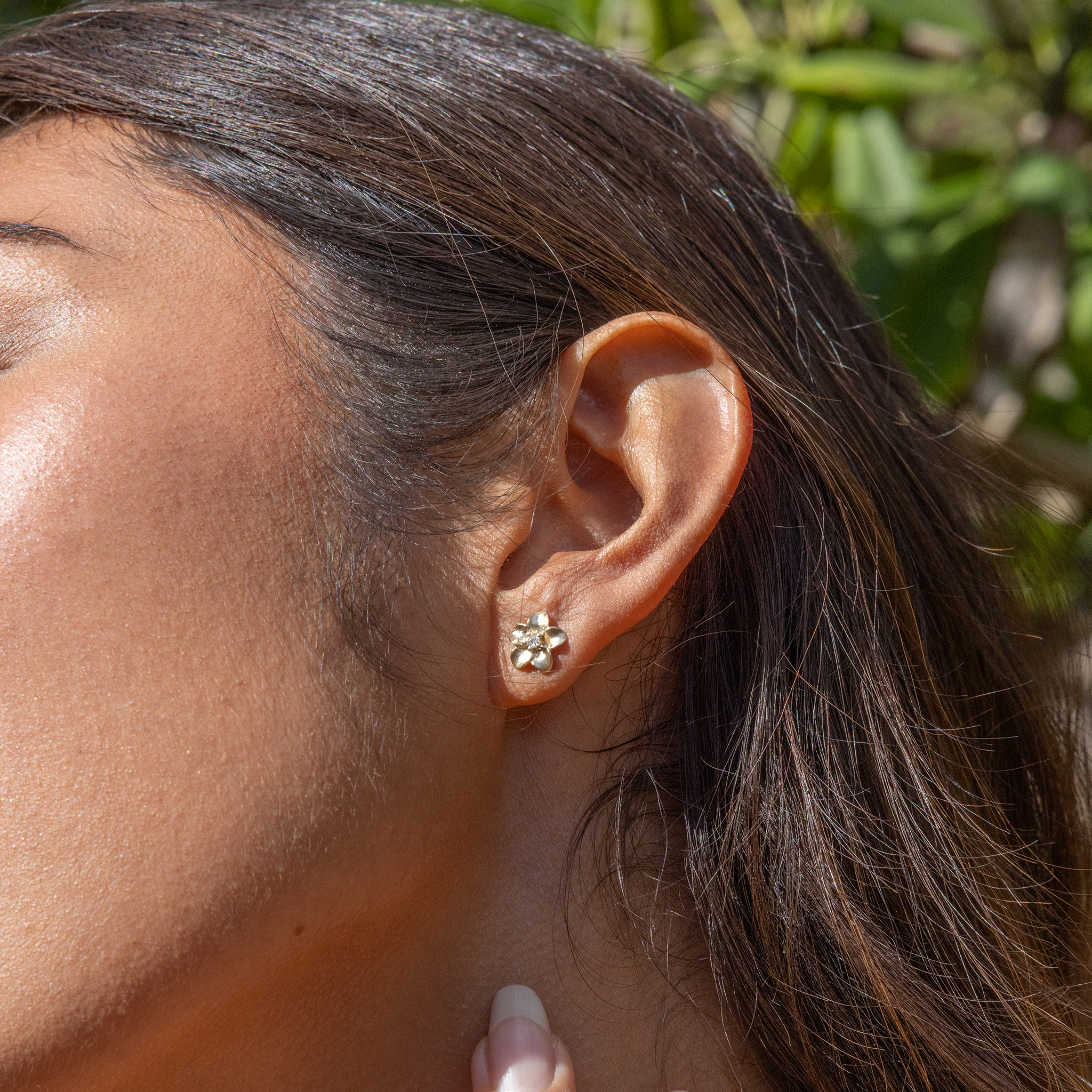 Boucles d'oreilles plumeria en or avec diamants - 9 mm