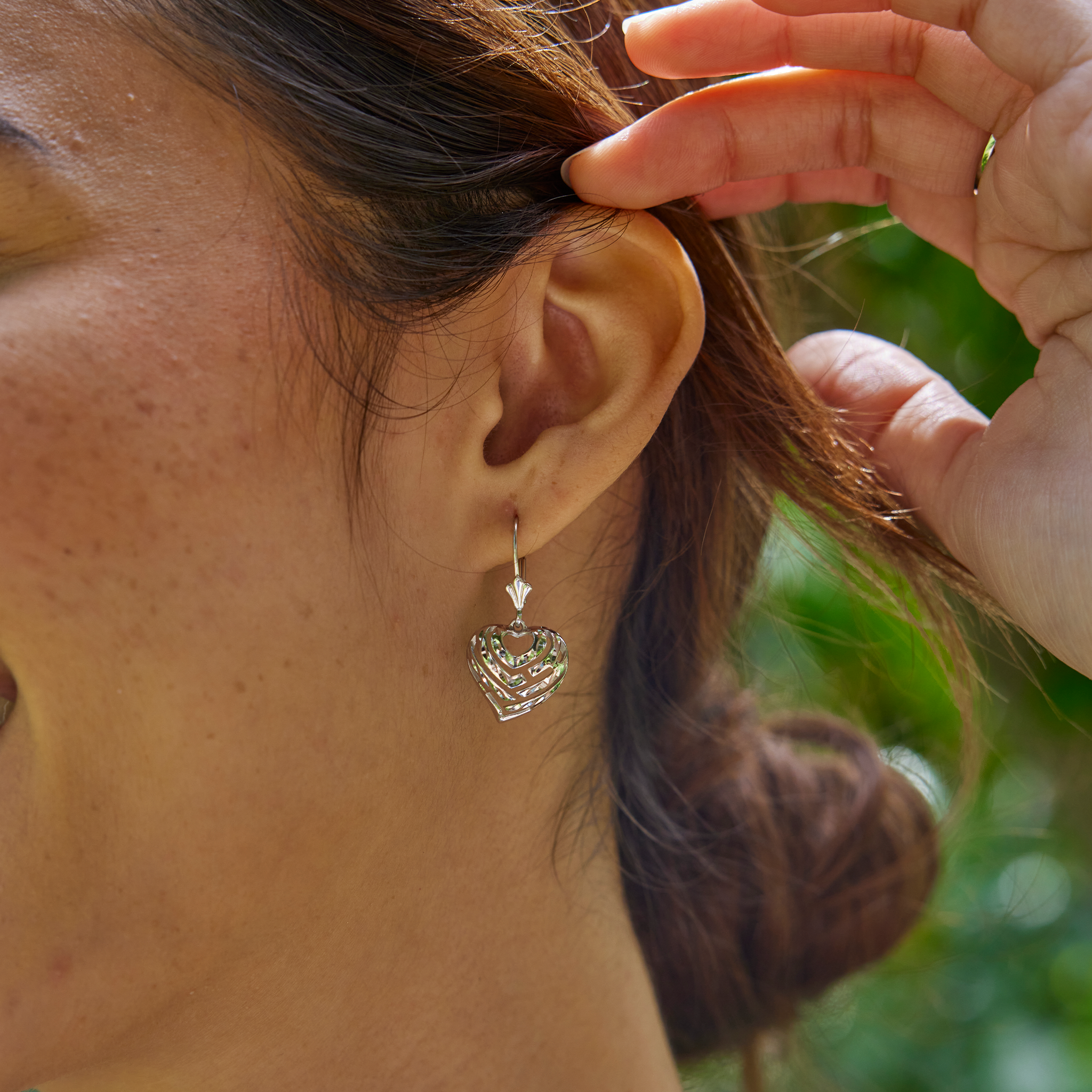 Aloha-Herz-Ohrringe aus Weißgold – 15 mm