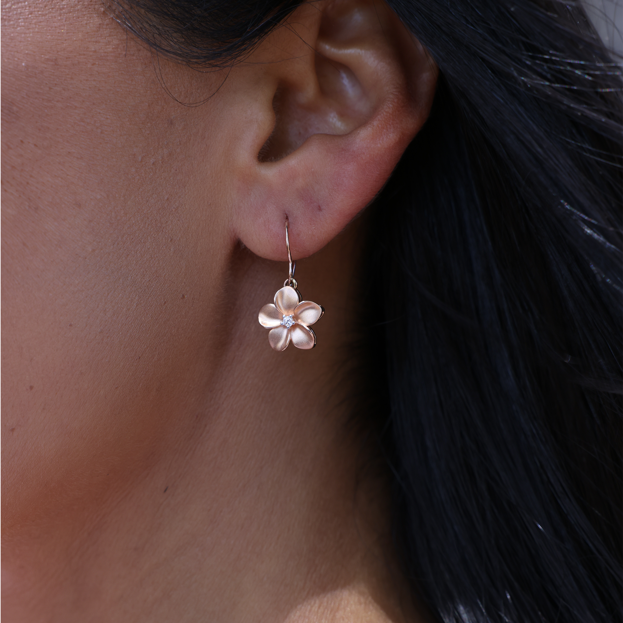 Boucles d'oreilles plumeria en or rose avec diamants - 13 mm