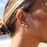Boucles d'oreilles plumeria en or avec diamants - 11 mm
