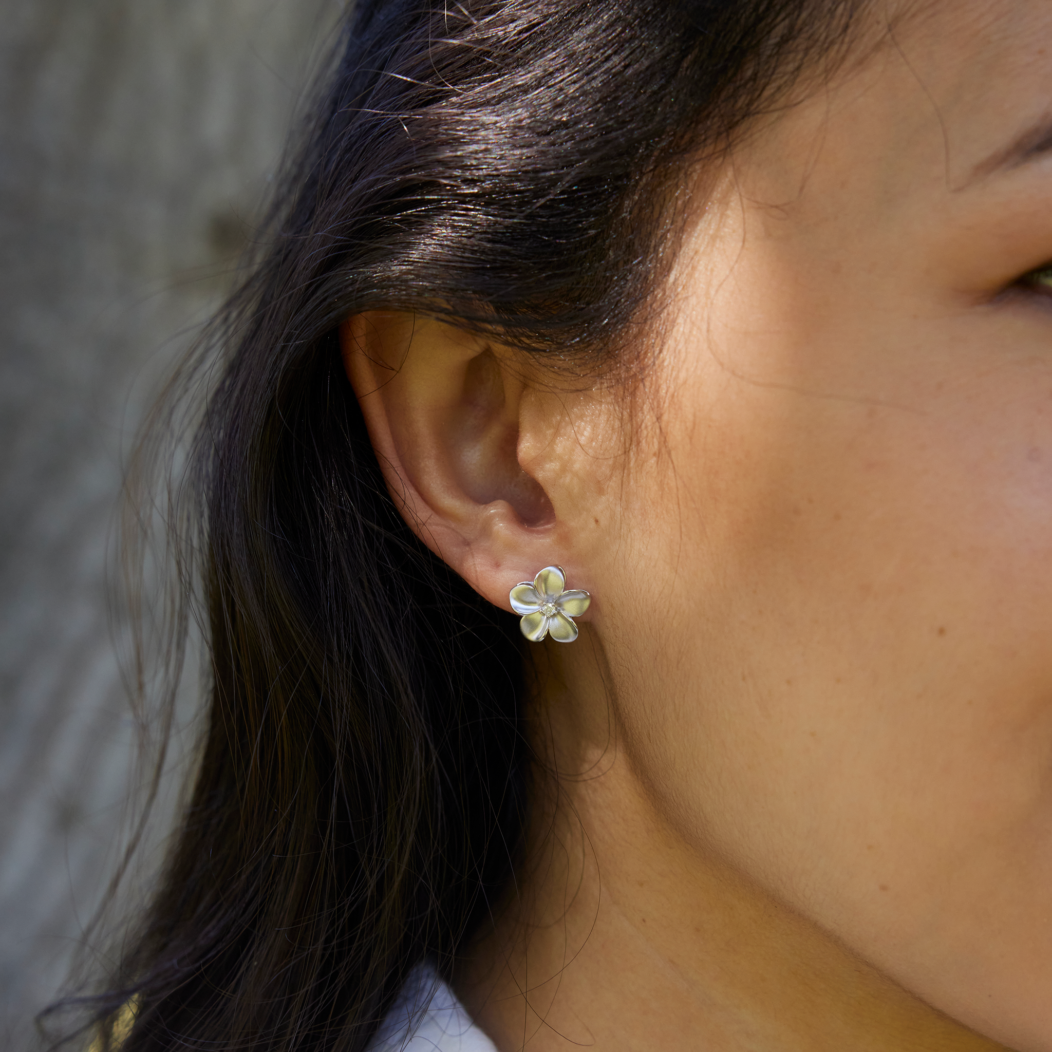 Plumeria-Ohrringe aus Weißgold mit Diamanten – 13 mm