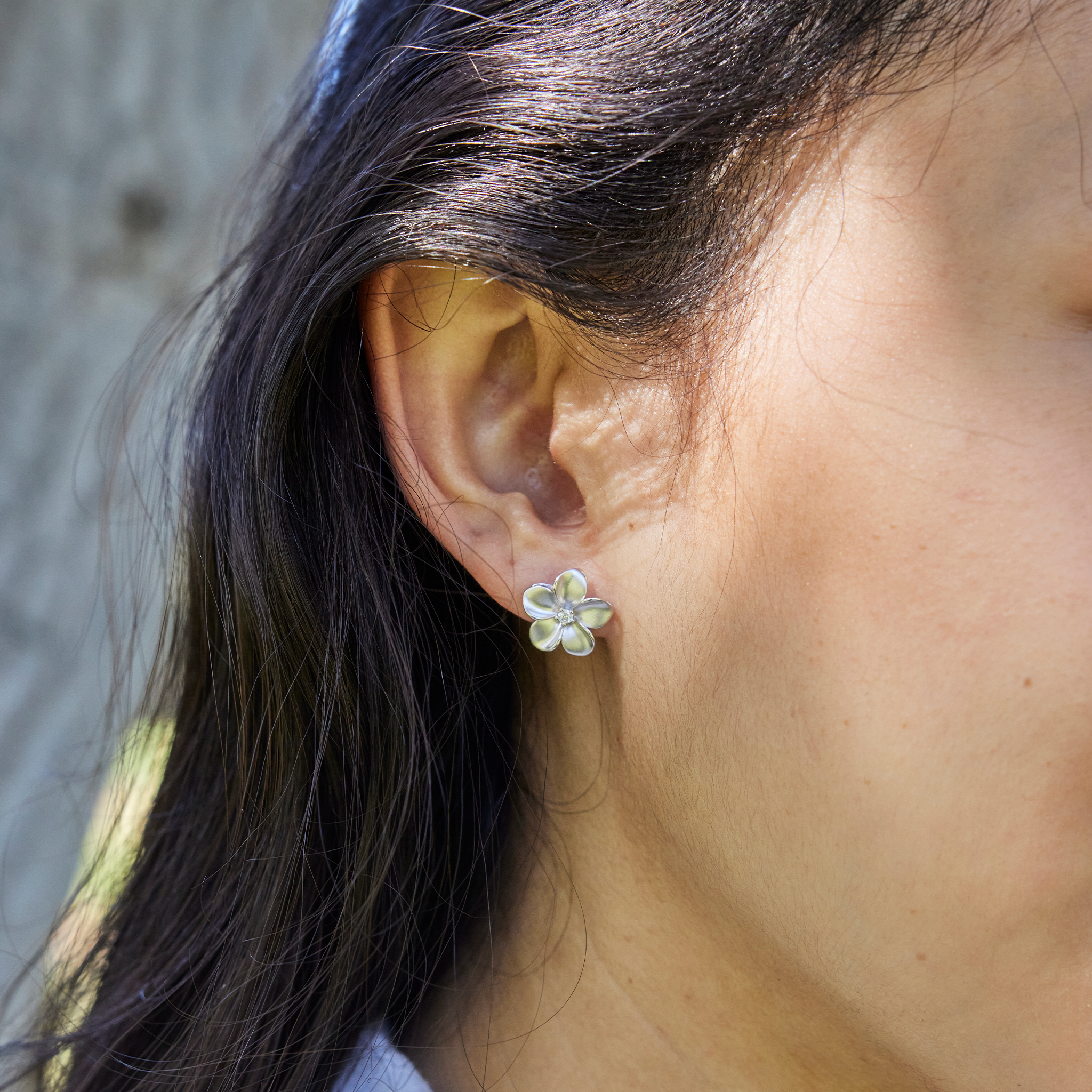 Boucles d'oreilles plumeria en or blanc avec diamants - 13 mm