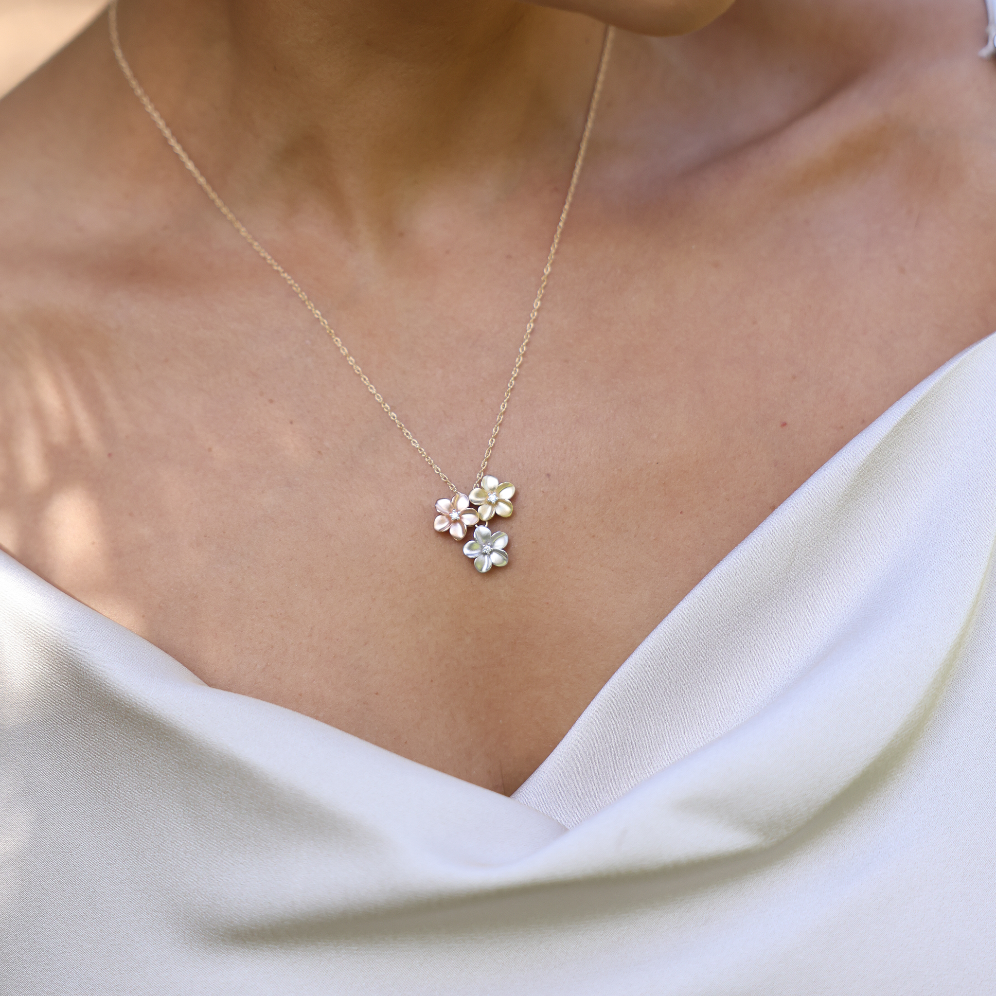 16" Plumeria-Halskette in dreifarbigem Gold mit Diamanten – 11 mm