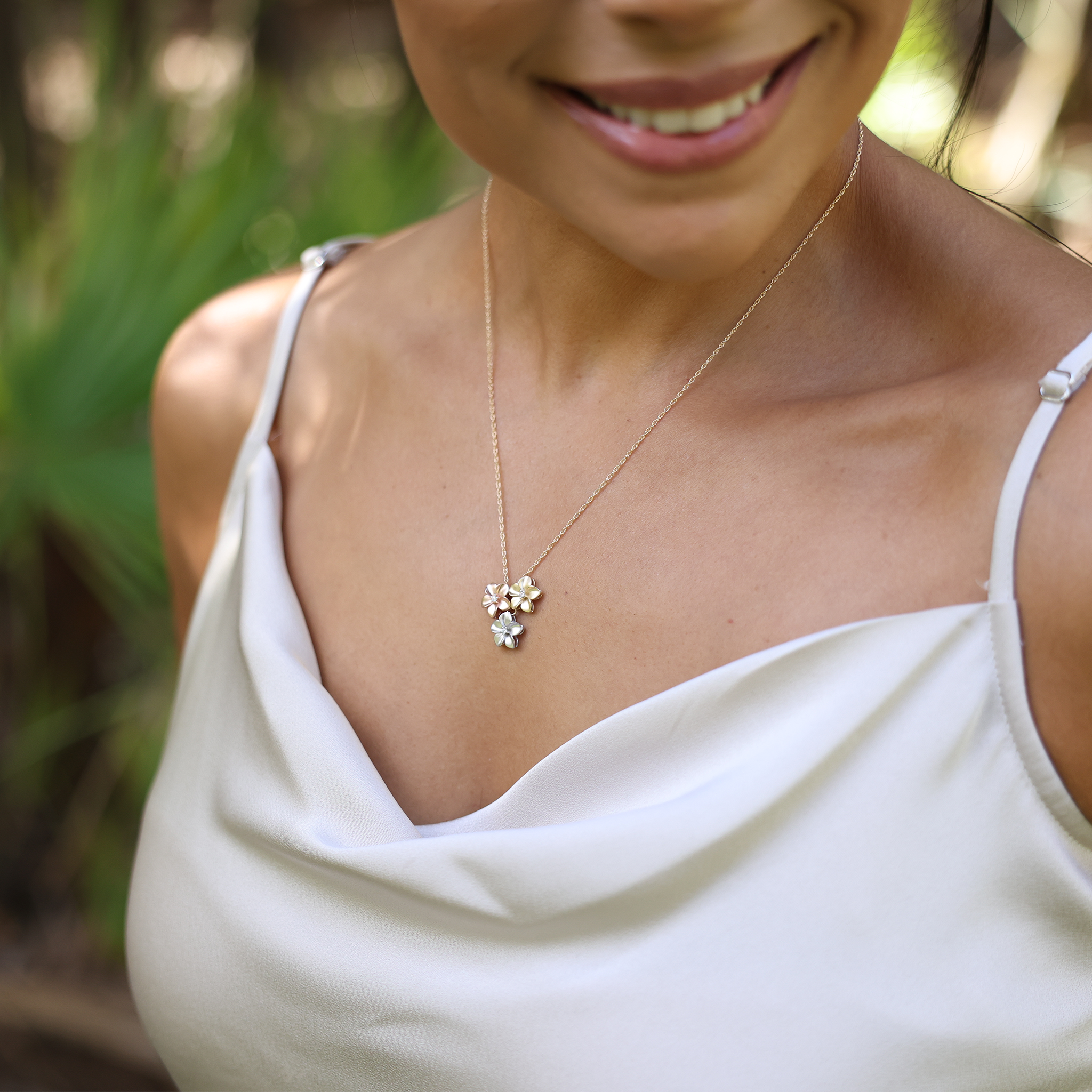 16" Plumeria-Halskette in dreifarbigem Gold mit Diamanten – 11 mm