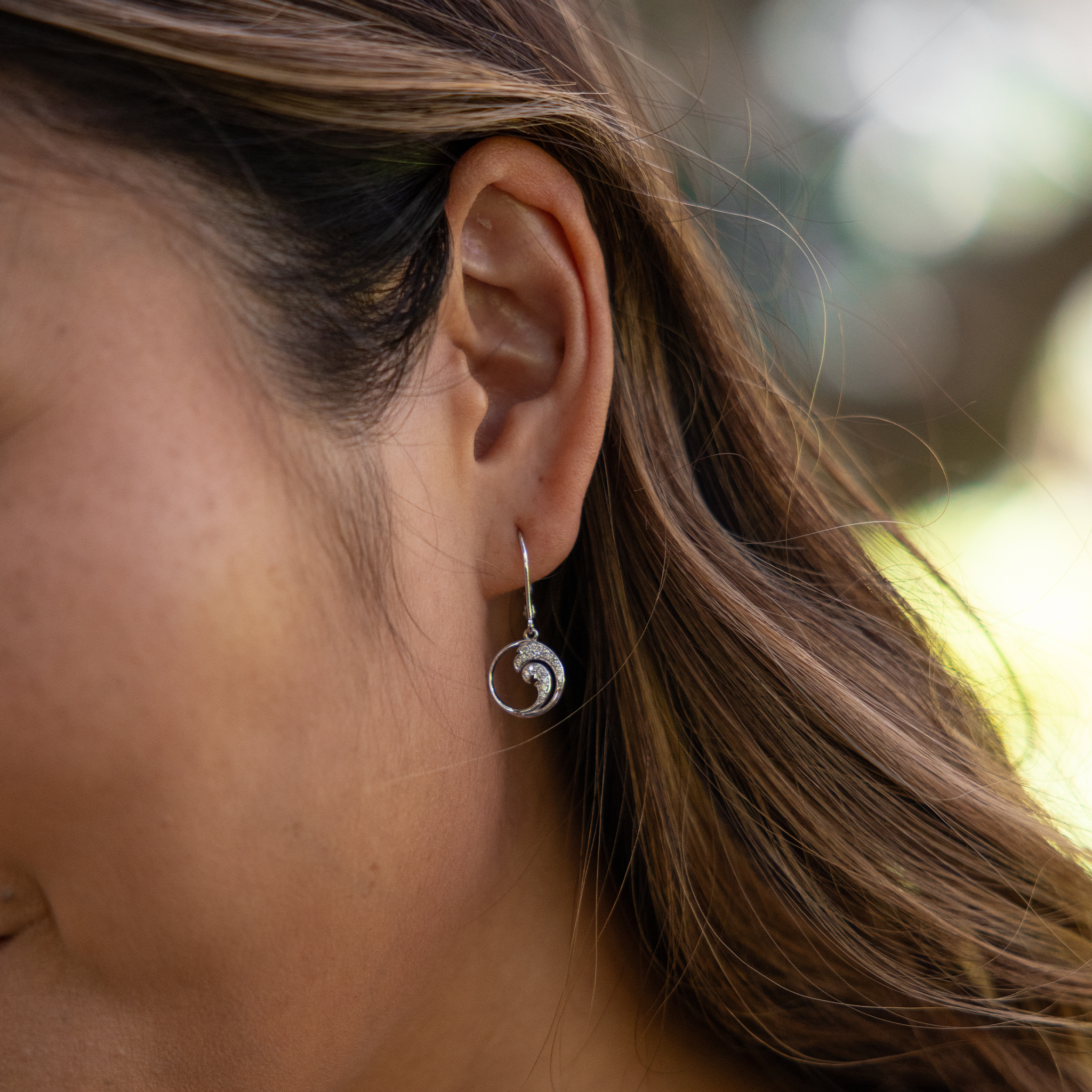 Nalu-Ohrringe aus Weißgold mit Diamanten – 12 mm
