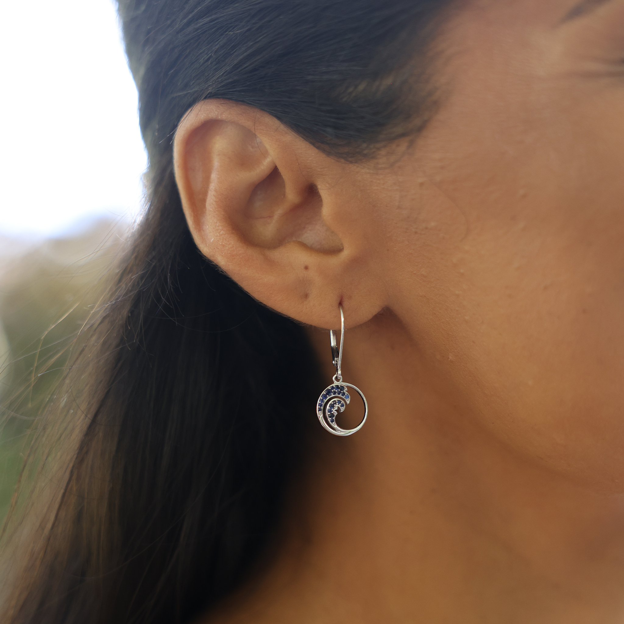 Nalu-Ohrringe aus Weißgold mit blauen Saphiren – 12 mm