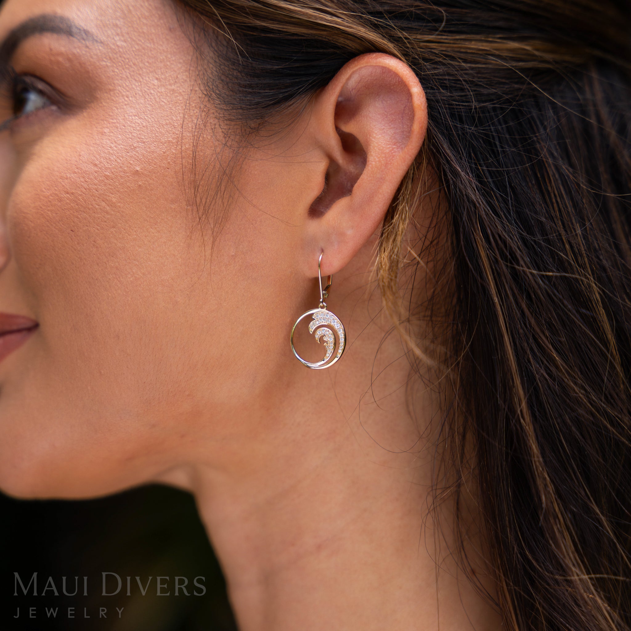 Maui Divers Jewelry/マウイダイバーズジュエリー/ピアス Nalu (Wave) Leverback Earrings in Gold with Diamonds - 18mm